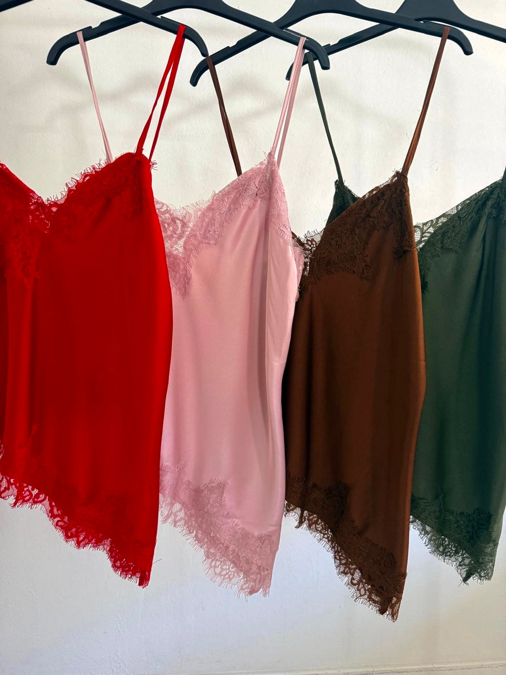 BLUSA SATÉN PICO + PUNTILLA