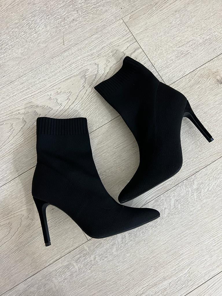 BOTA CORTA CALCETIN NEGRA