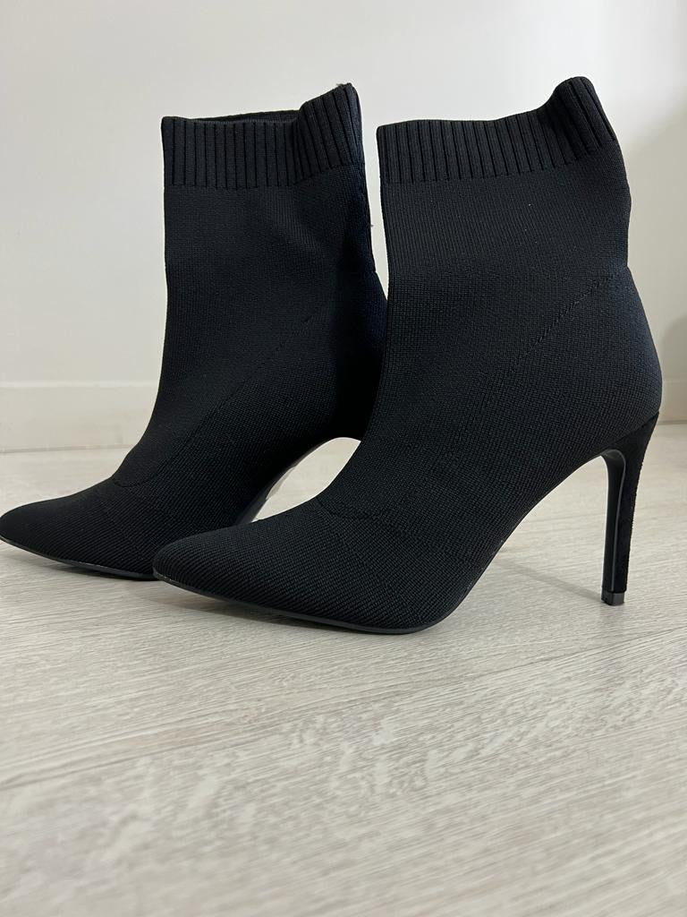 BOTA CORTA CALCETIN NEGRA
