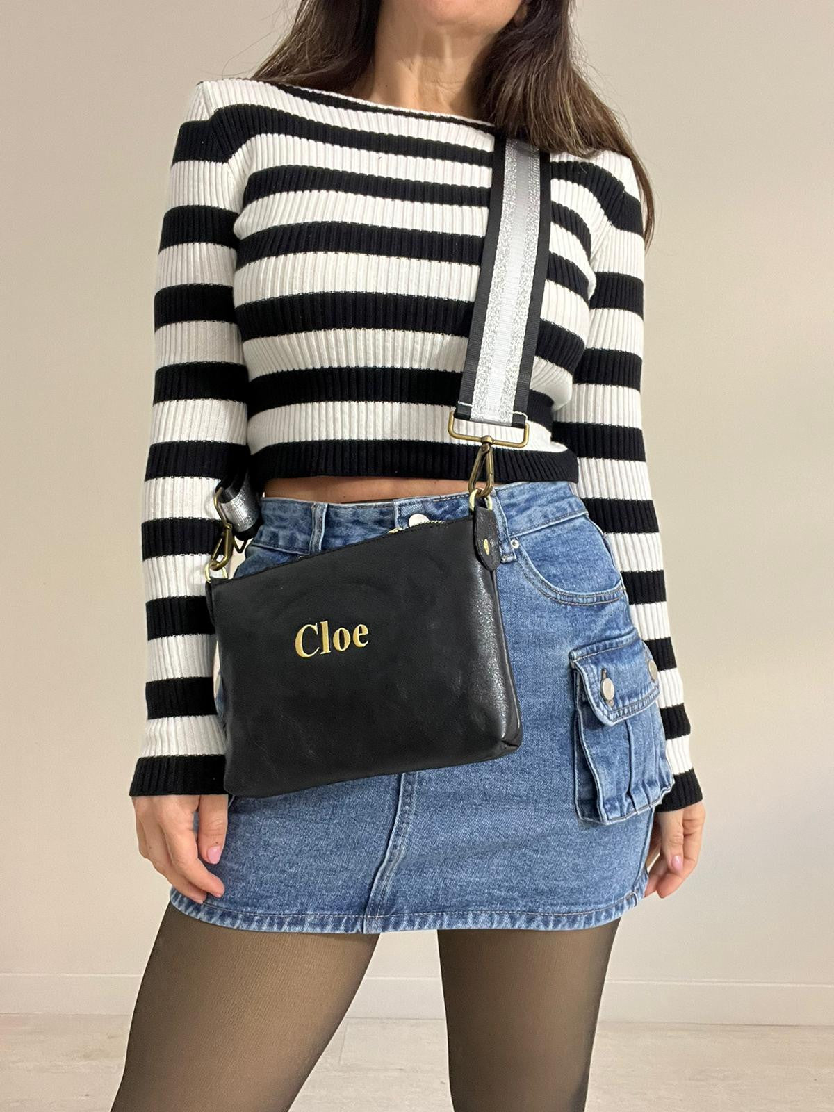 CUELGA BOLSO NEGRO Y PLATA