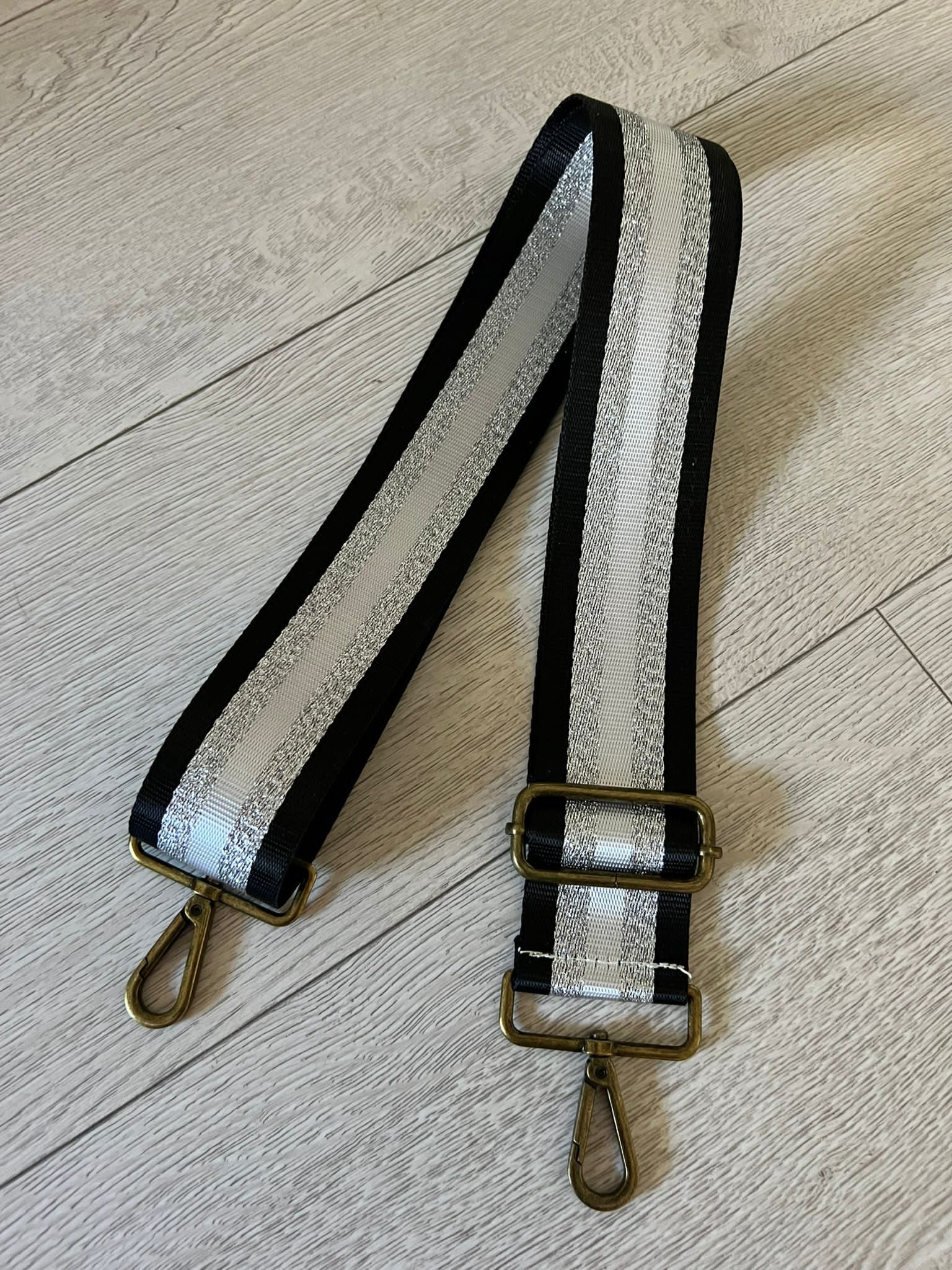 CUELGA BOLSO NEGRO Y PLATA