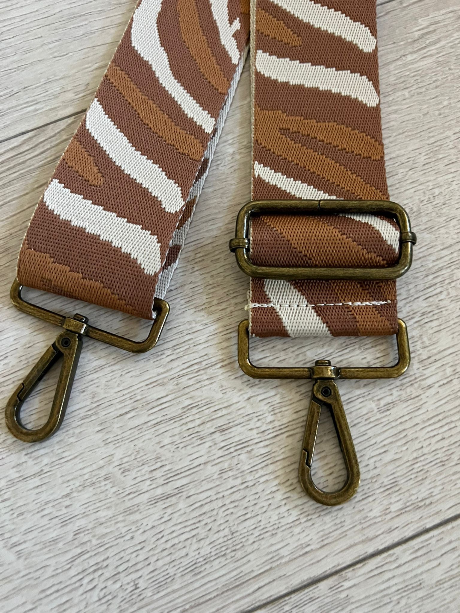 CUELGA BOLSO SAFARI BROWN