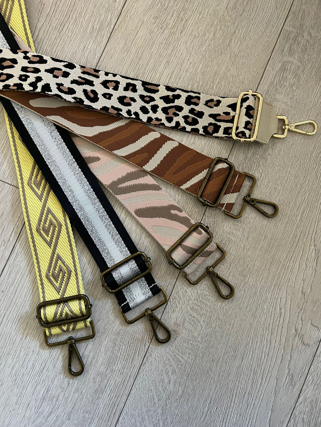 CUELGA BOLSO SAFARI BROWN