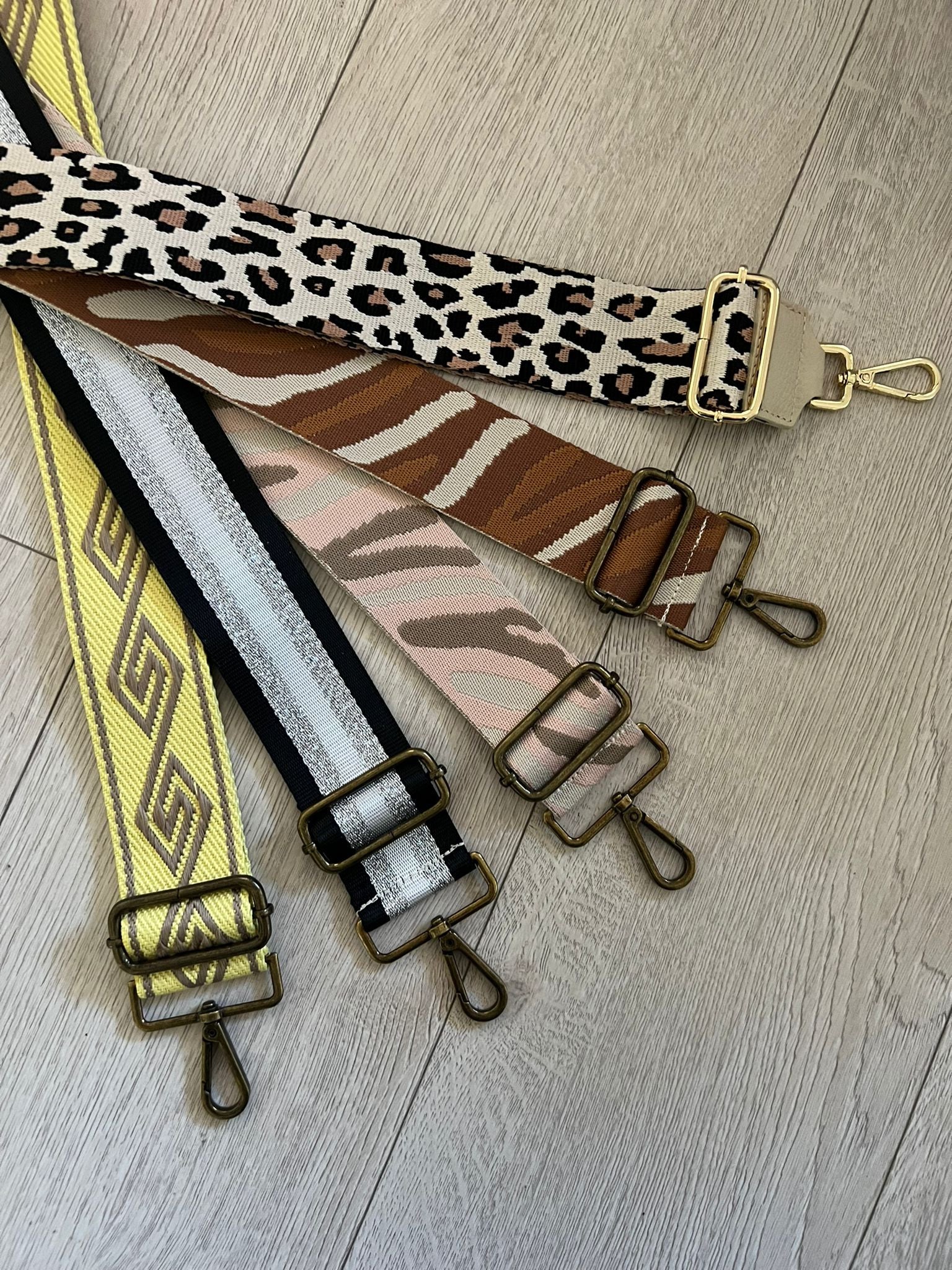CUELGA BOLSO SAFARI BROWN