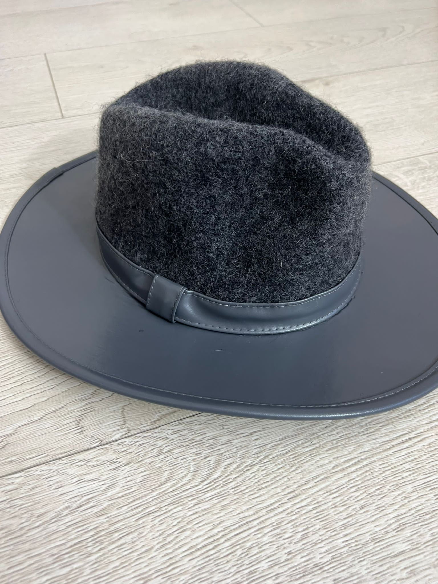 SOMBRERO POLIPIEL GRIS