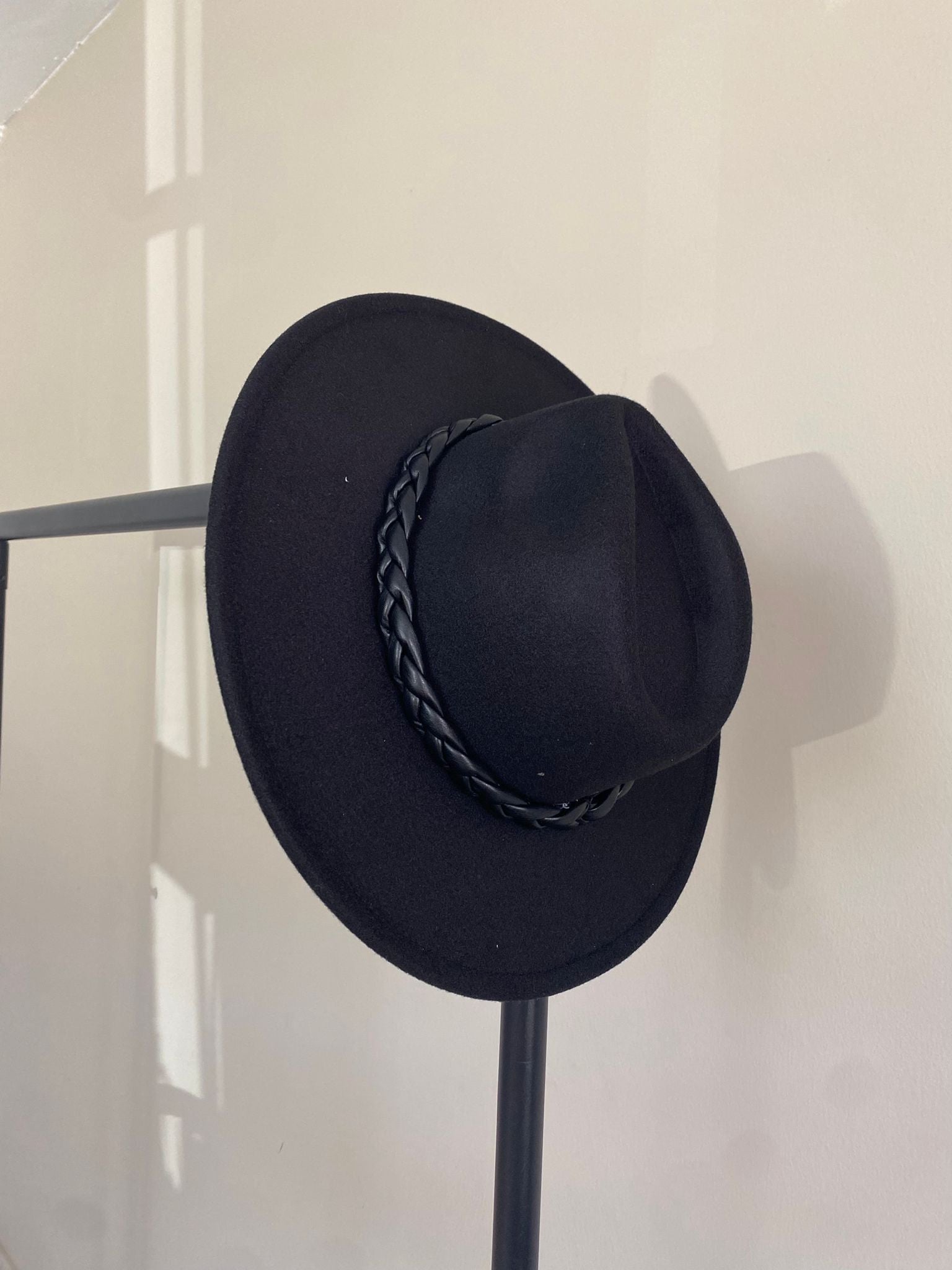 SOMBRERO TRENZA POLIPIEL