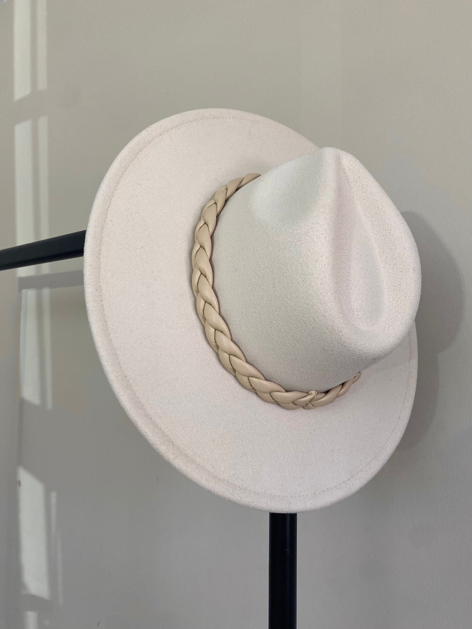 SOMBRERO TRENZA POLIPIEL