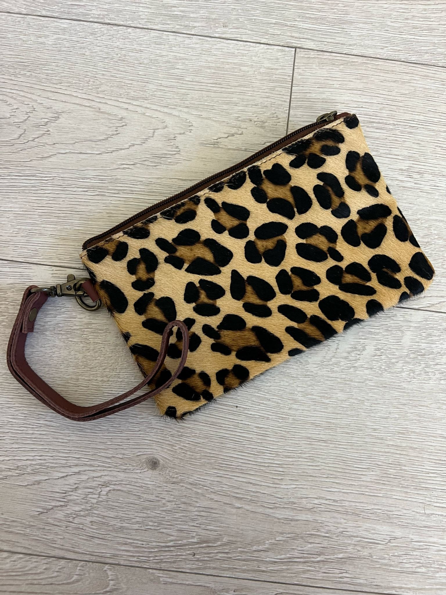 BOLSO MANO PIEL LEOPARDO PEQUEÑO