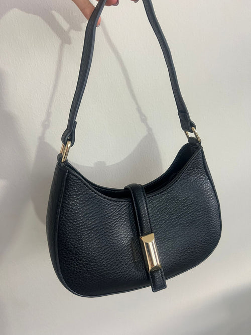 BOLSO NEGRO DETALLE DORADO