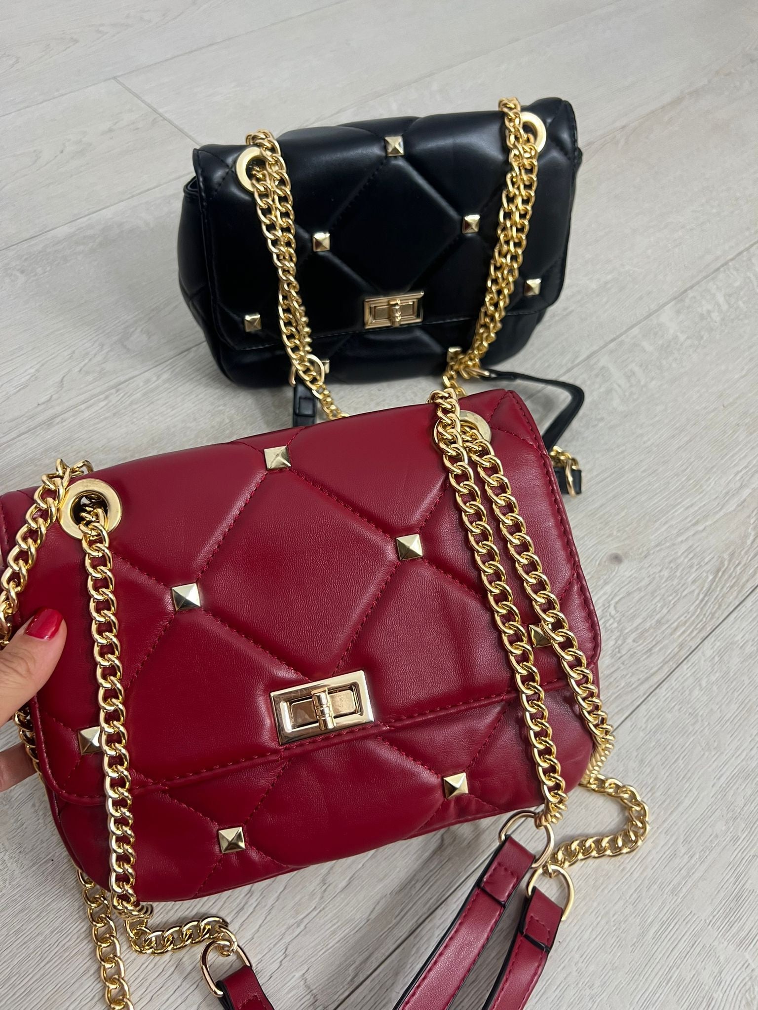 BOLSO ACOLCHADO TACHAS