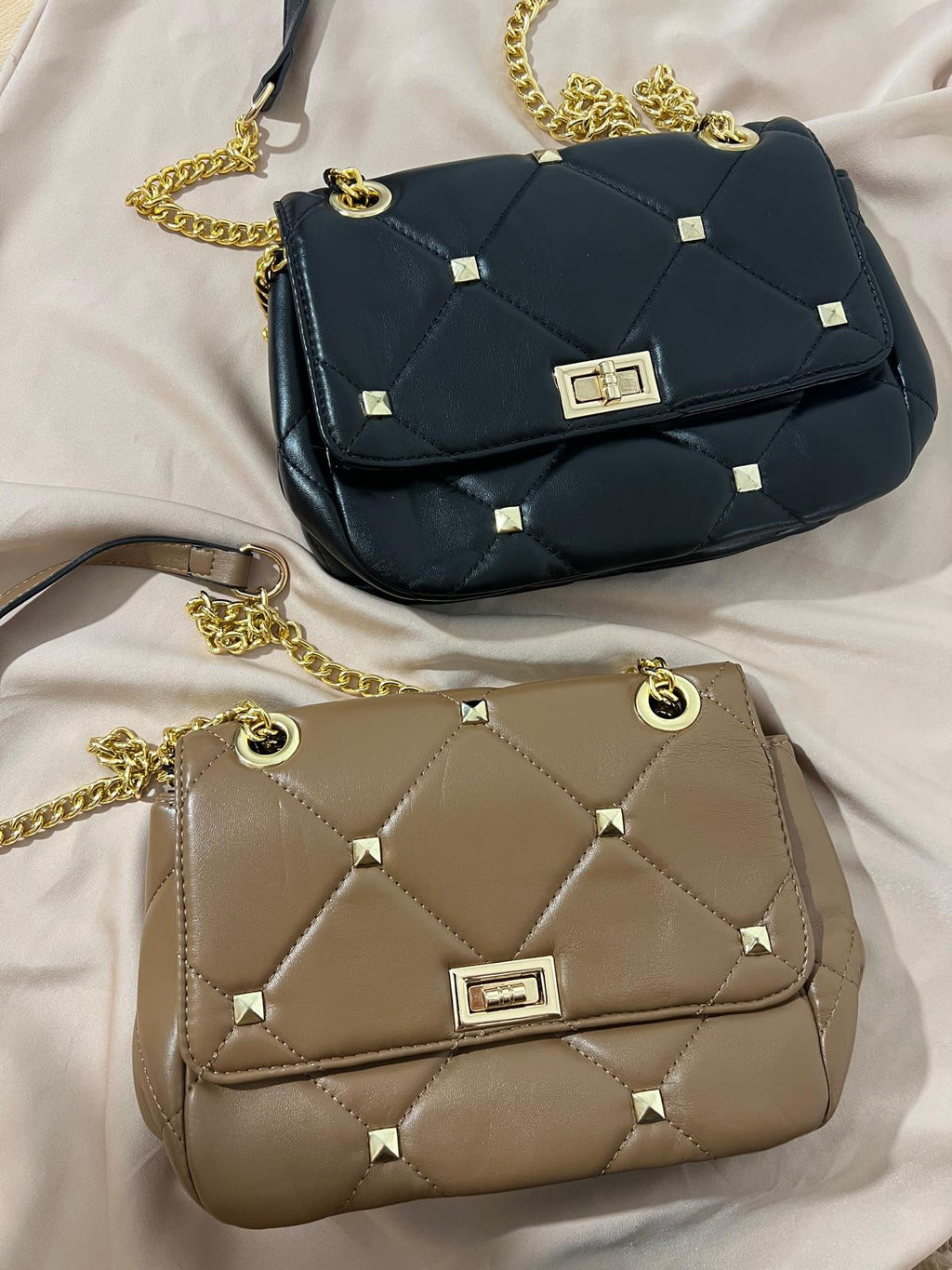 BOLSO ACOLCHADO TACHAS