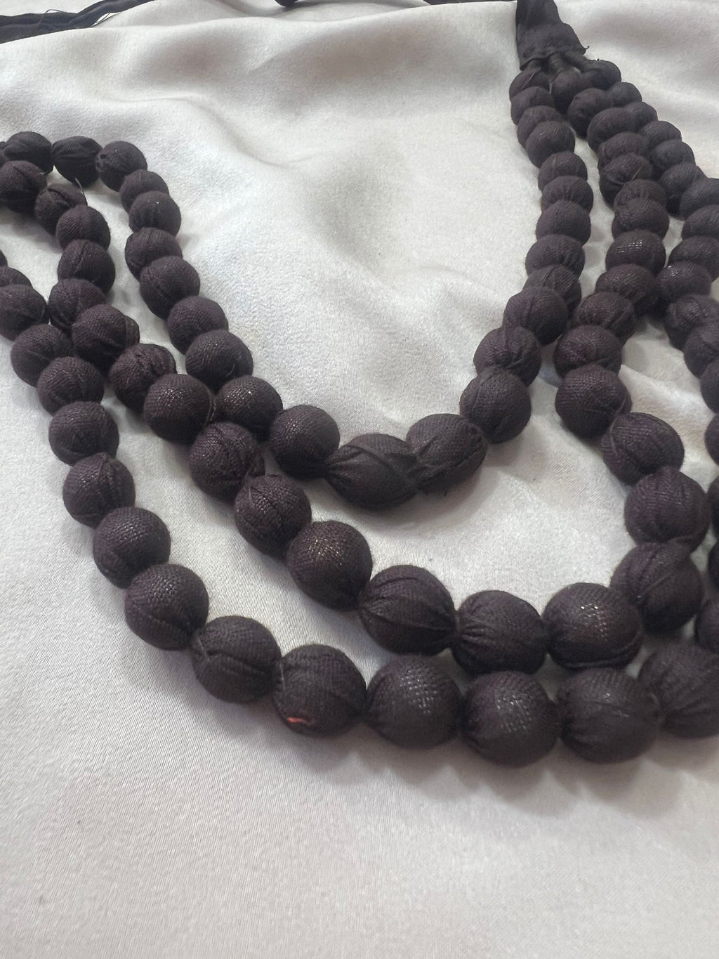 COLLAR LARGO BOLITAS MARRON