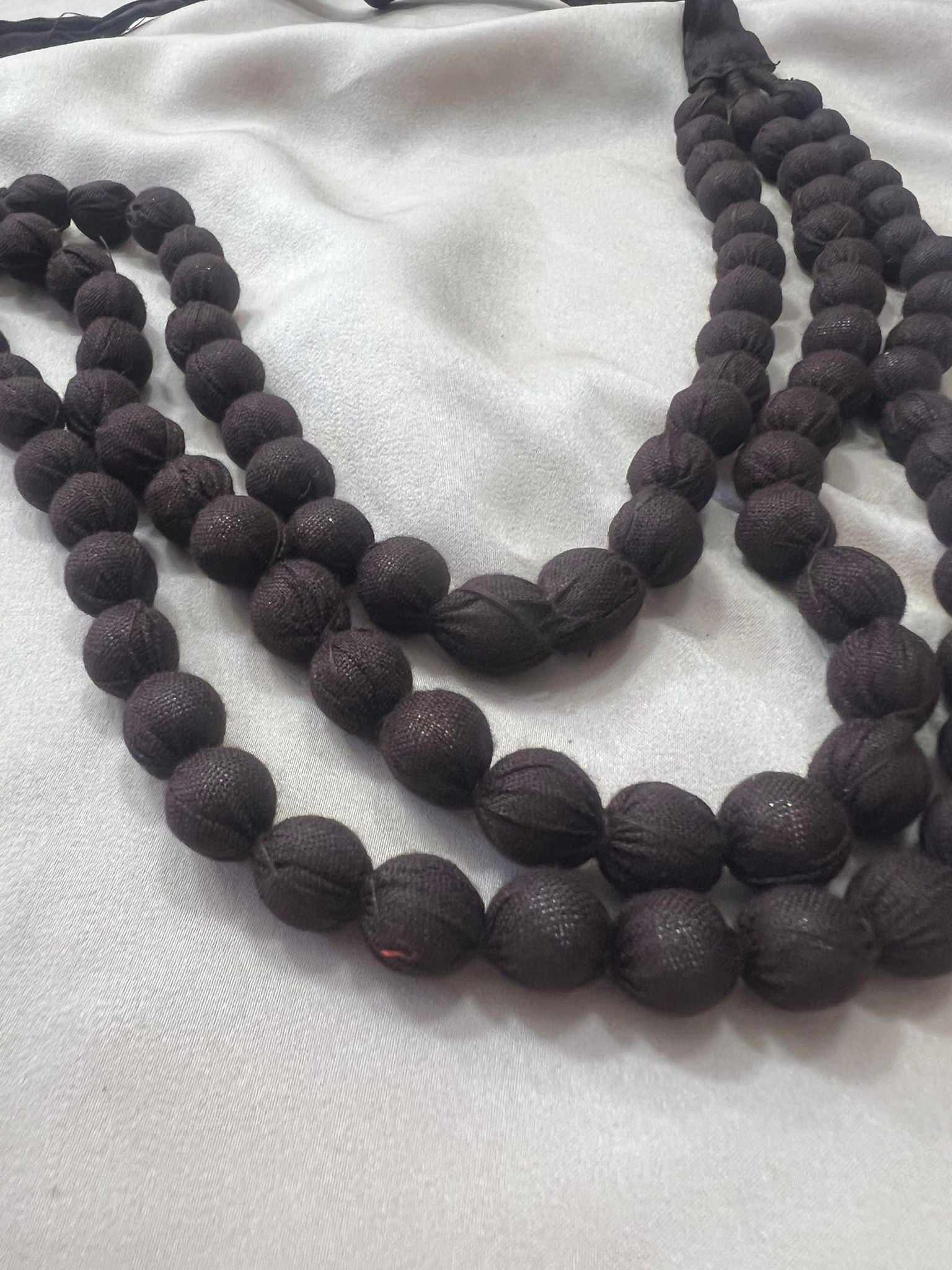 COLLAR LARGO BOLITAS MARRON