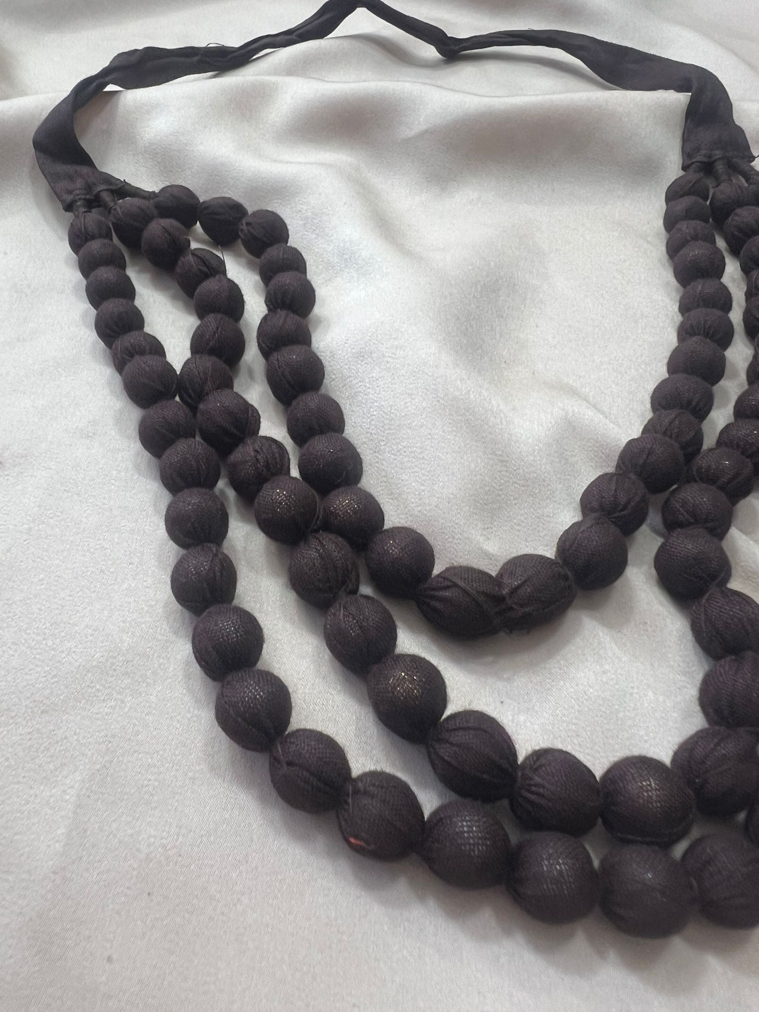 COLLAR LARGO BOLITAS MARRON