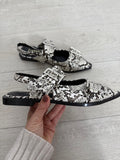 SANDALIAS PLANAS HEBILLAS SERPIENTE