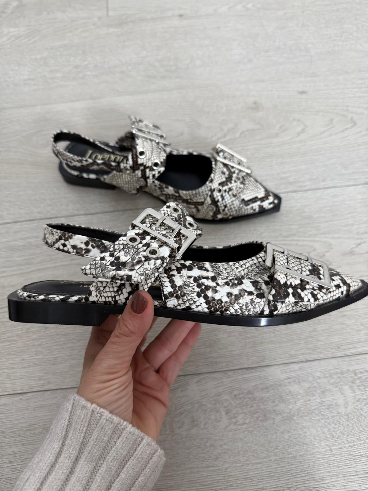 SANDALIAS PLANAS HEBILLAS SERPIENTE