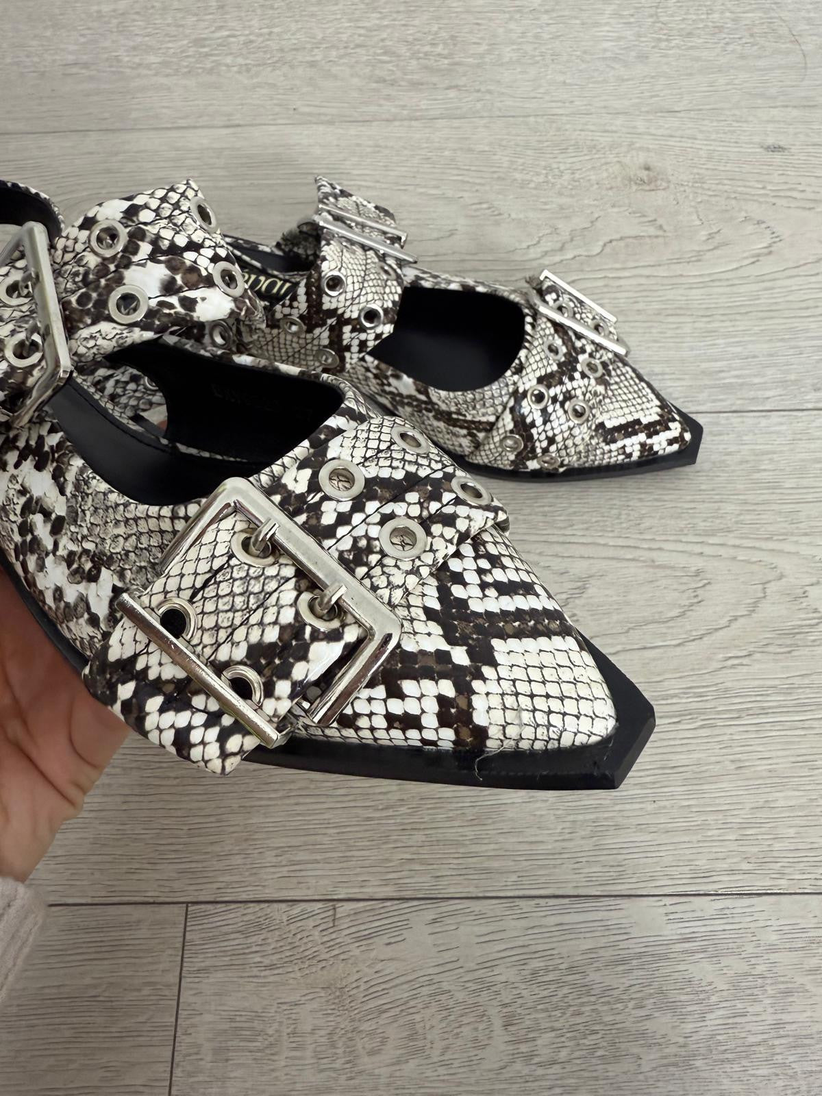 SANDALIAS PLANAS HEBILLAS SERPIENTE