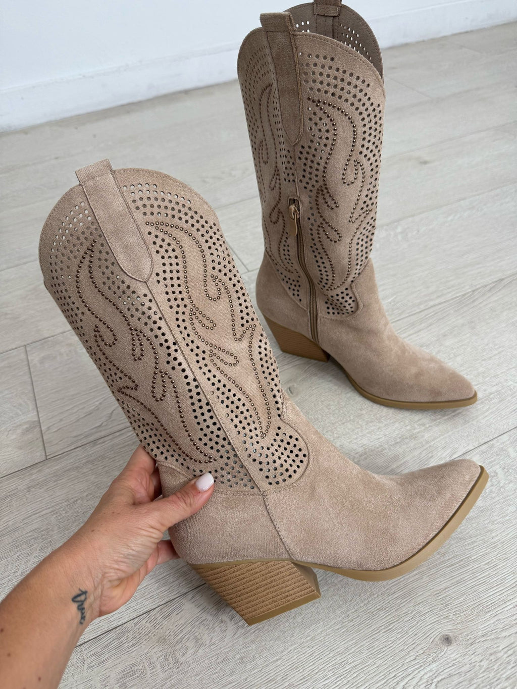 BOTA CALADA + TACHITAS