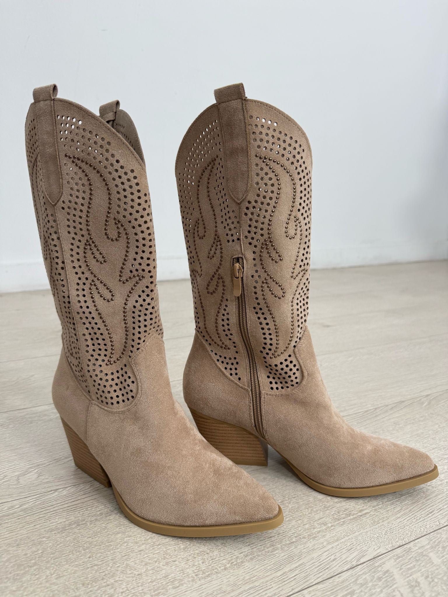 BOTA CALADA + TACHITAS