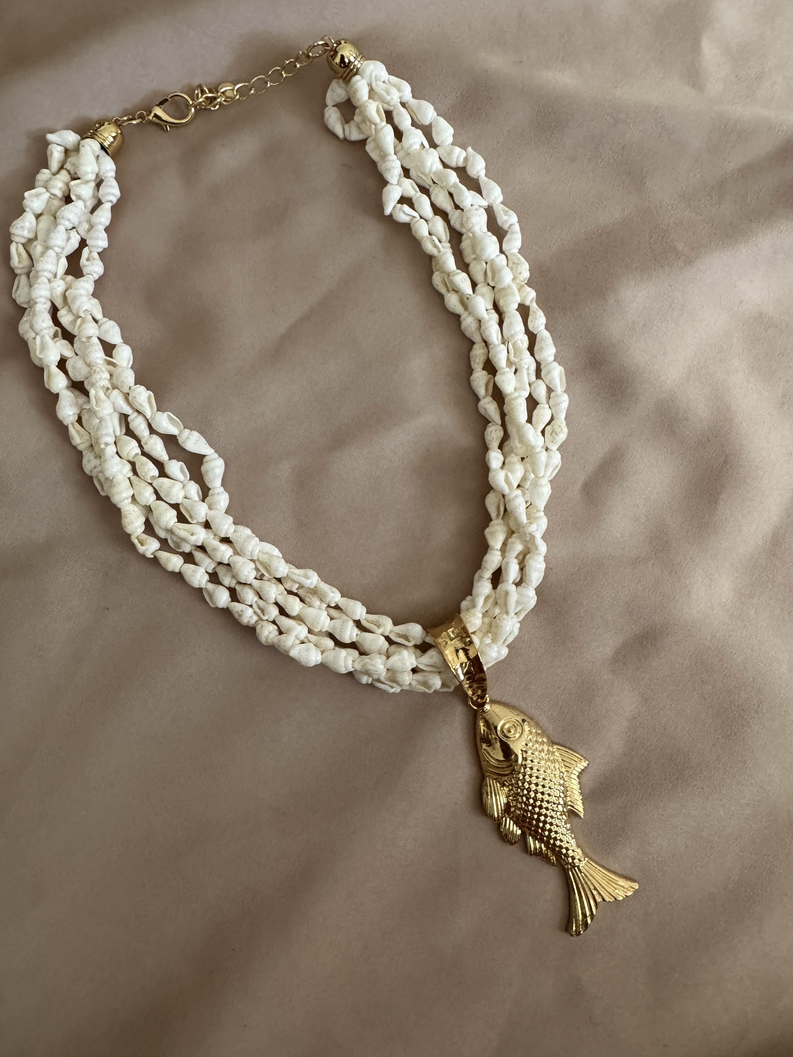 COLLAR CARACOLITAS PEZ DORADO