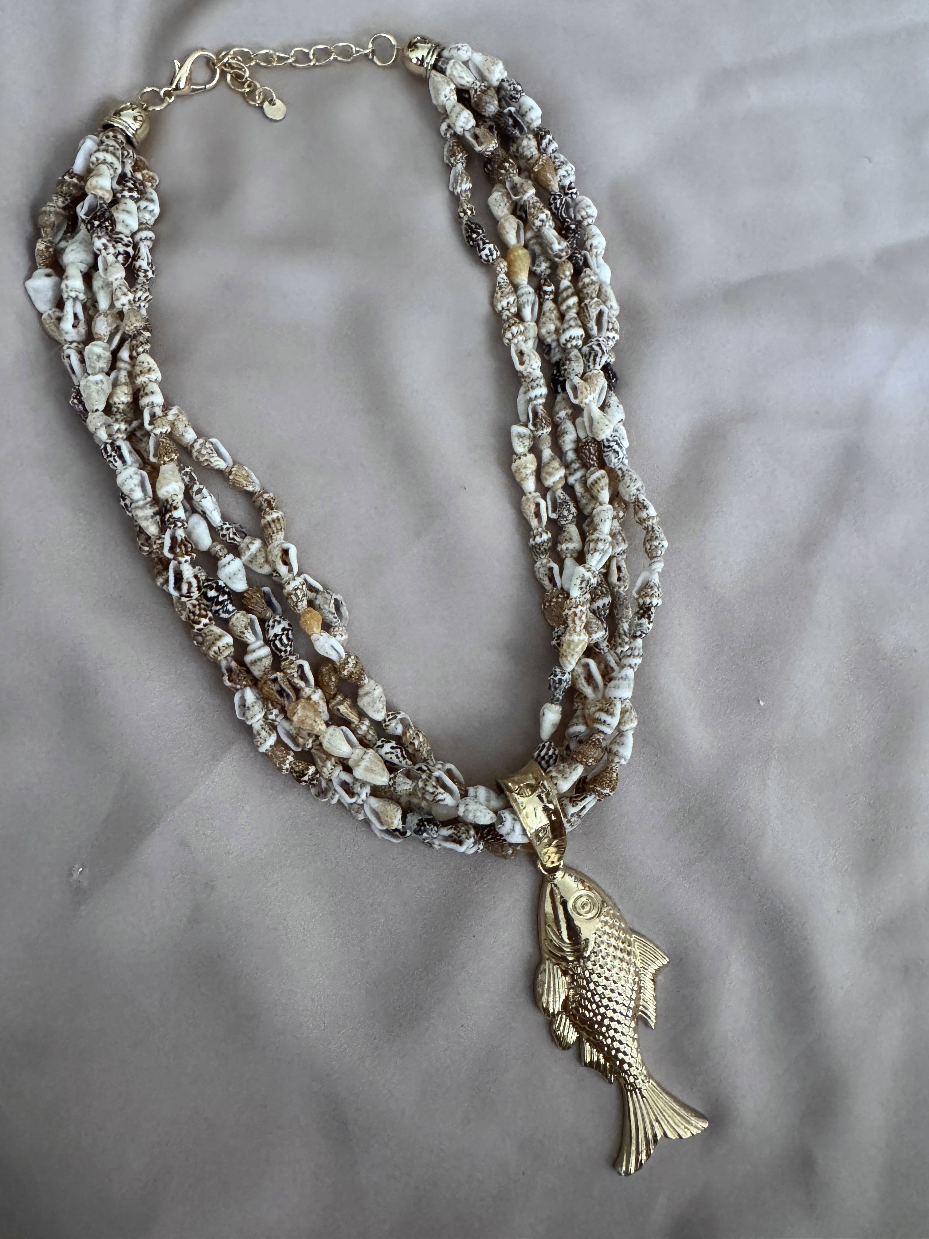 COLLAR CARACOLITAS PEZ DORADO