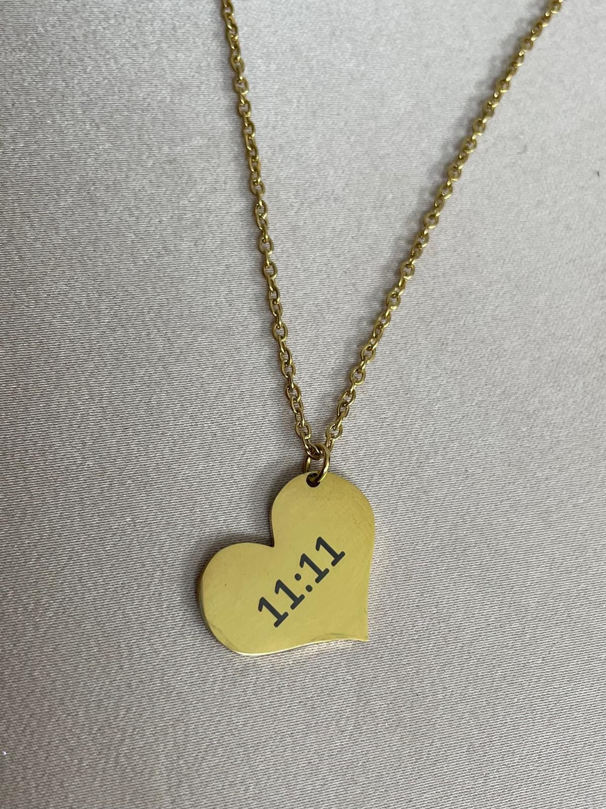 COLLAR CORAZÓN DORADO 11:11