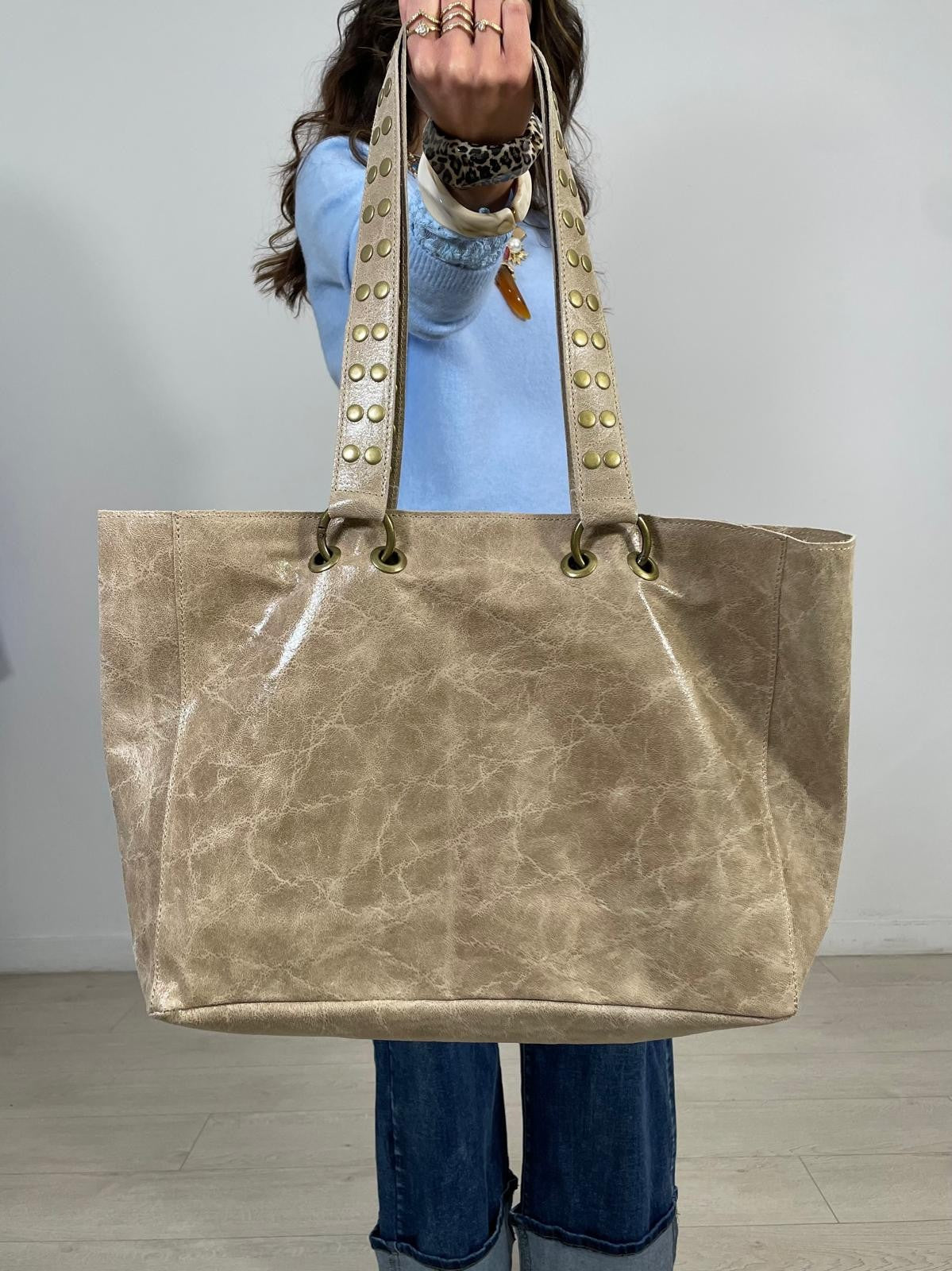 BOLSO CUADRADO PIEL + TACHAS