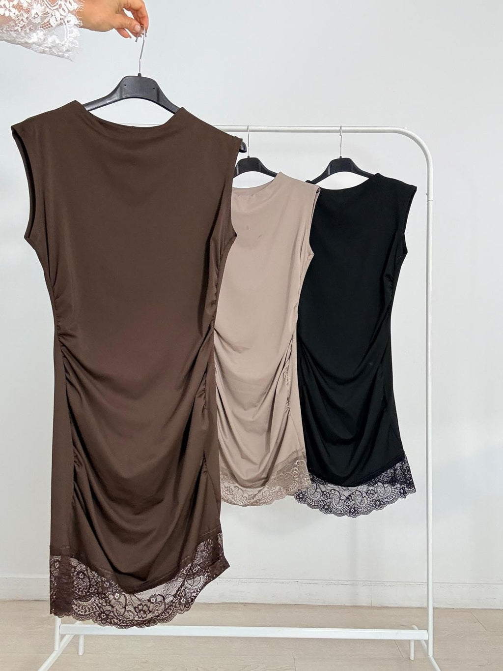 VESTIDO LICRA + BAJO ENCAJE