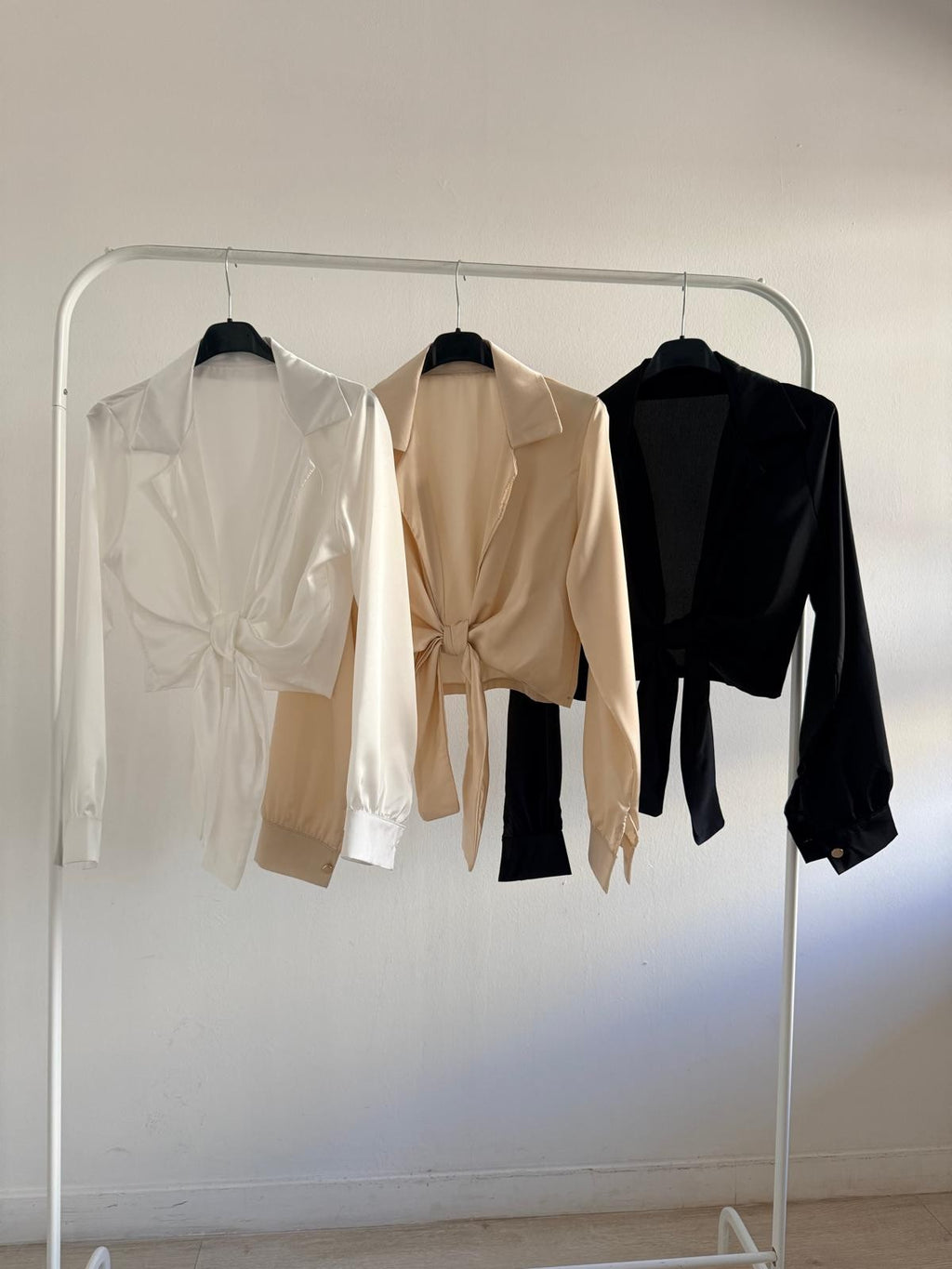 BLUSA SATÉN NUDO