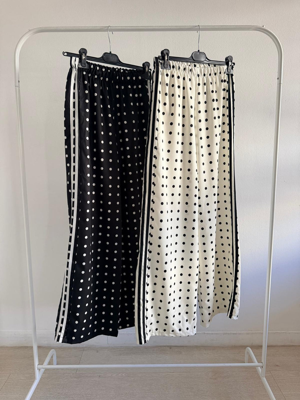 PANTALÓN ANCHO LUNARES + RAYA LATERAL