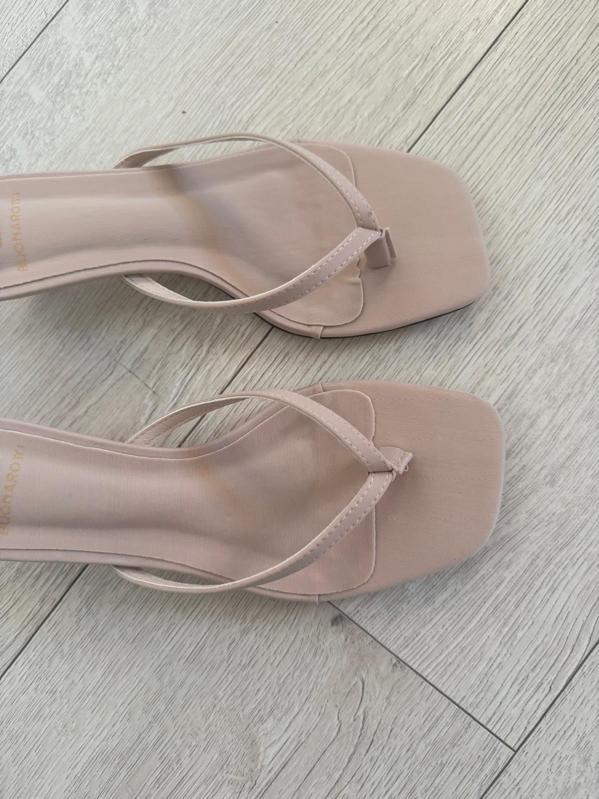 SANDALIA TACONCITO BEIGE