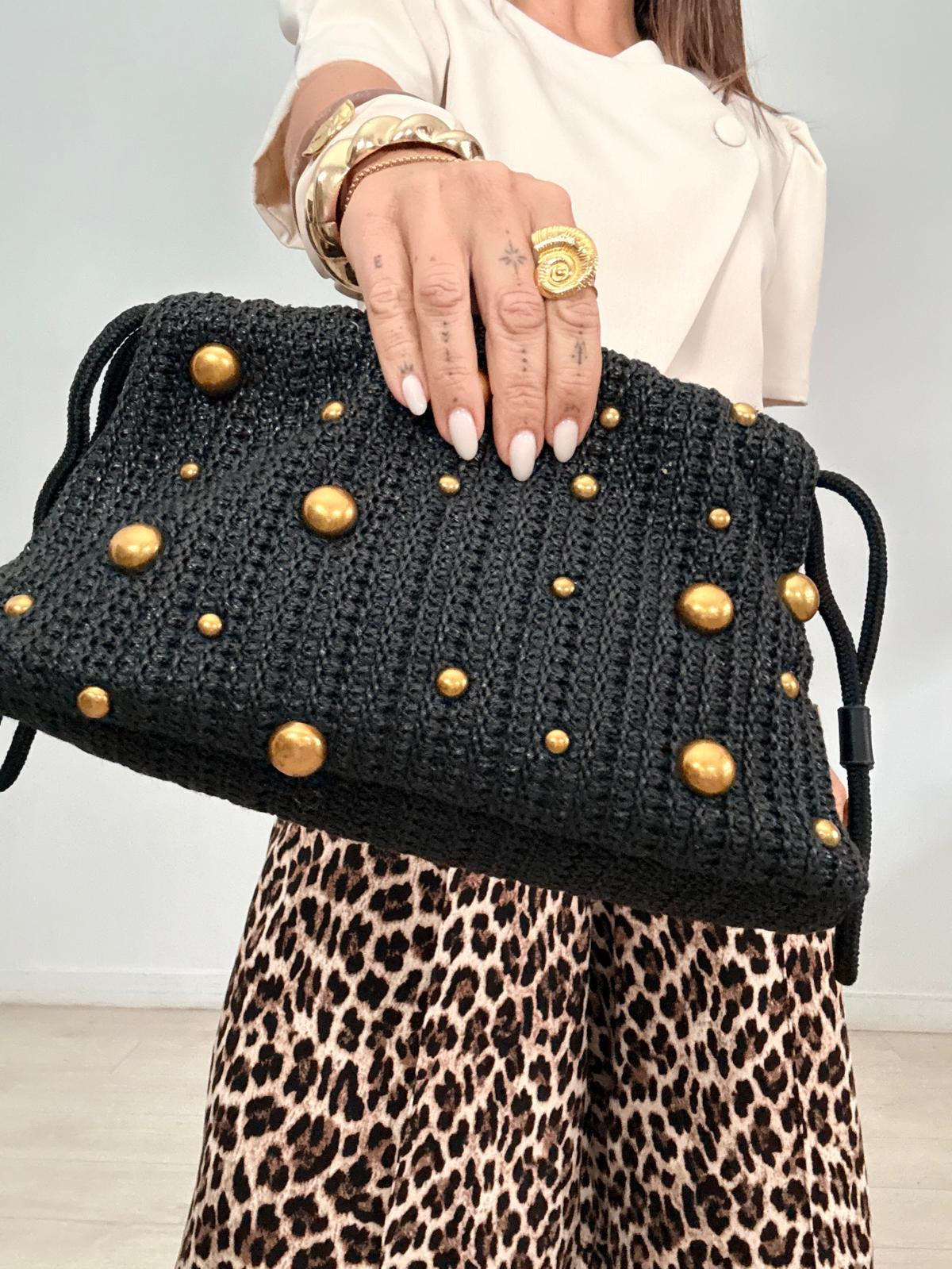 BOLSO CROCHET + TACHAS DORADAS