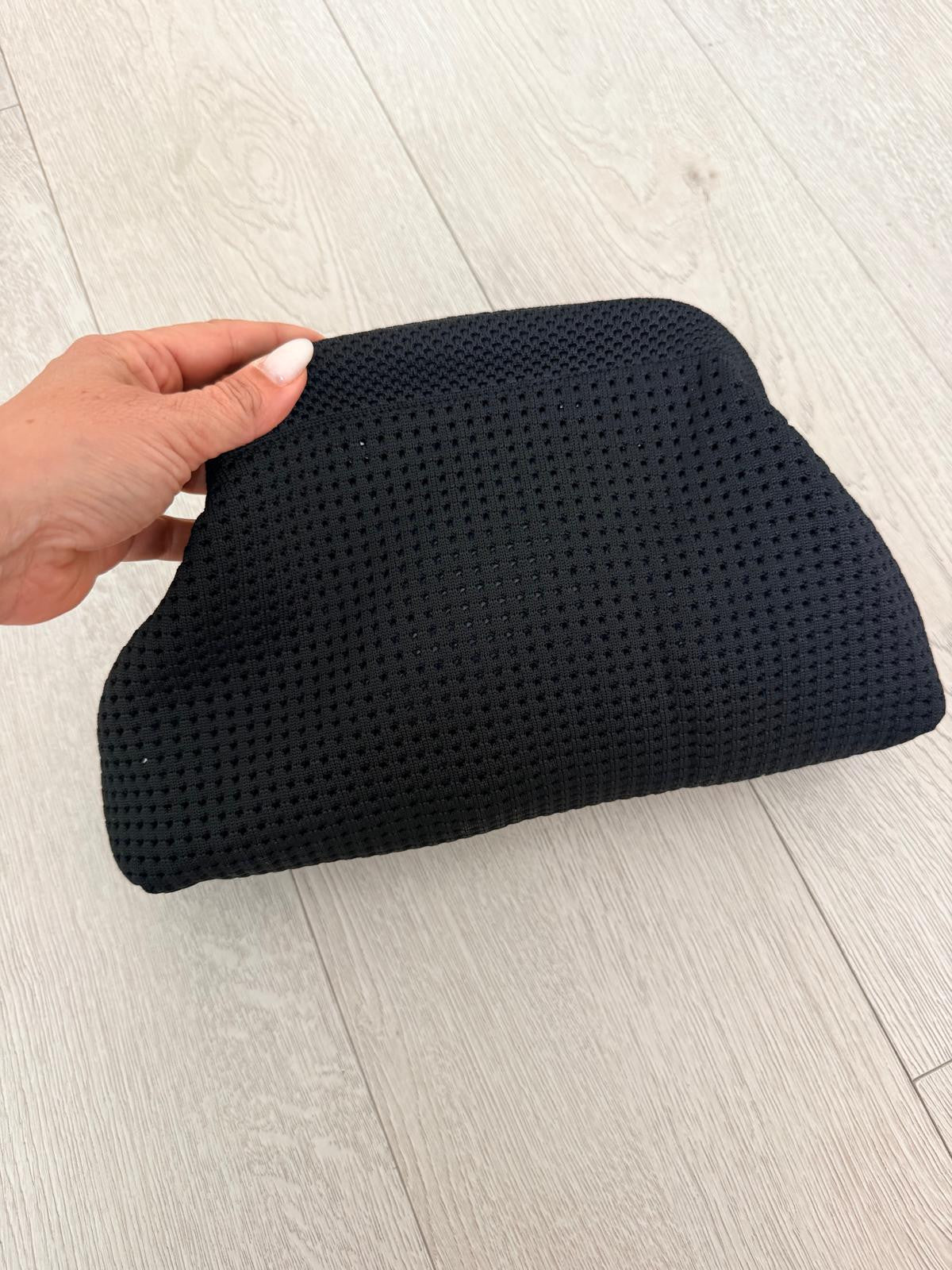 BOLSO CLUTCH PERFORADO