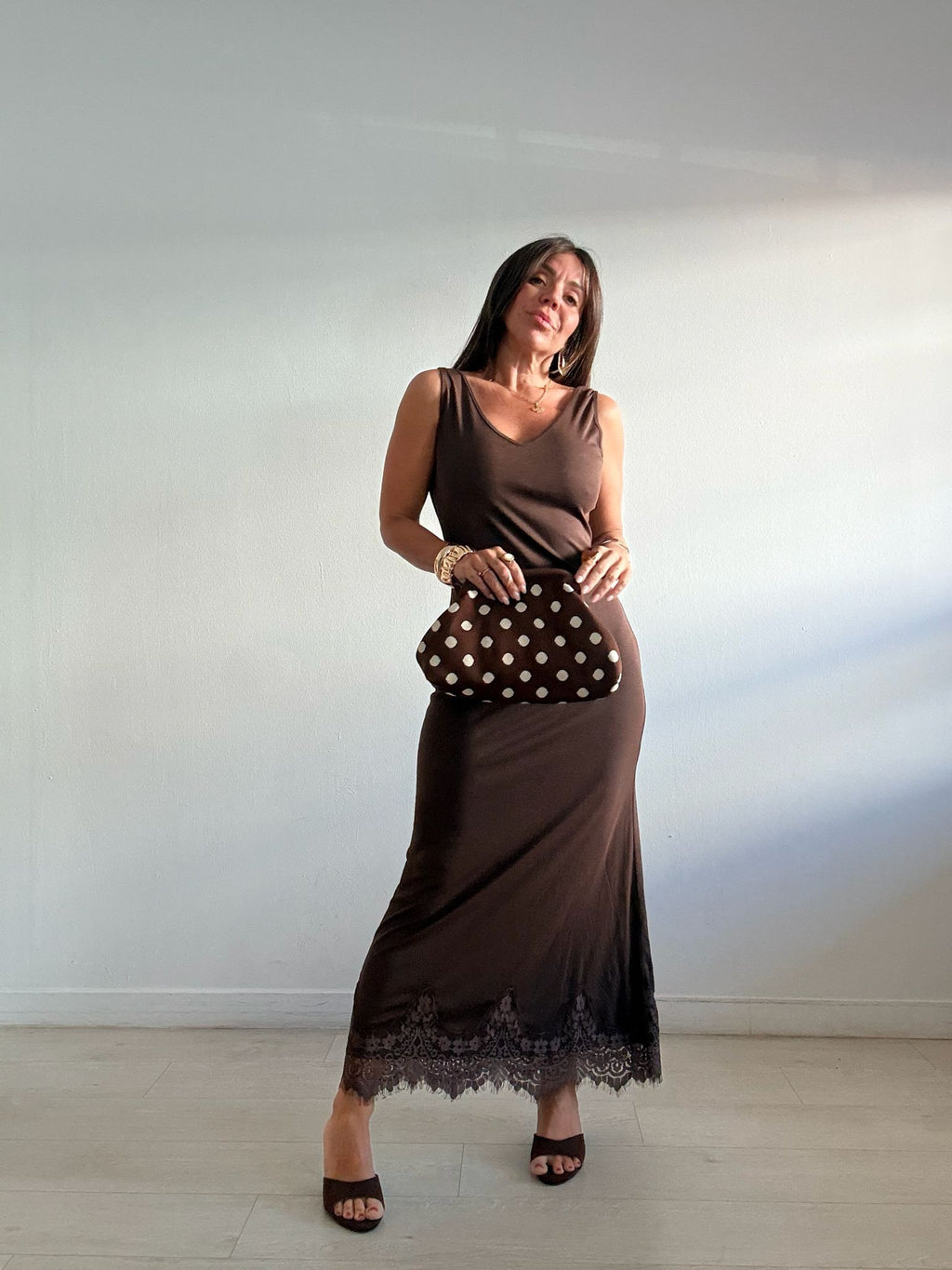 VESTIDO LARGO BAJO PUNTILLA