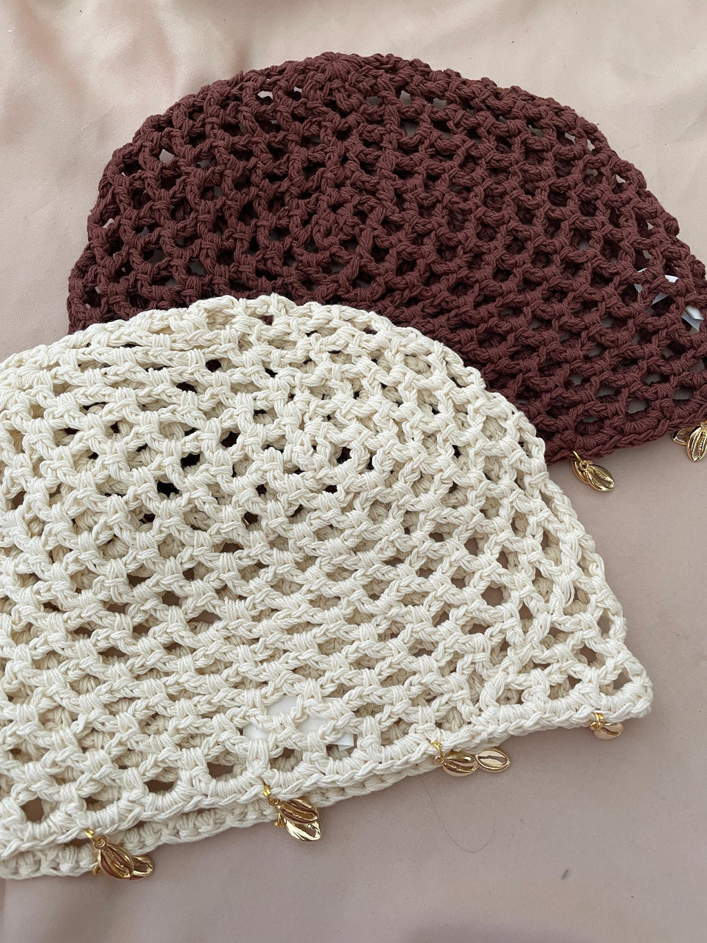 CASQUETE CROCHET CONCHITAS DORADAS