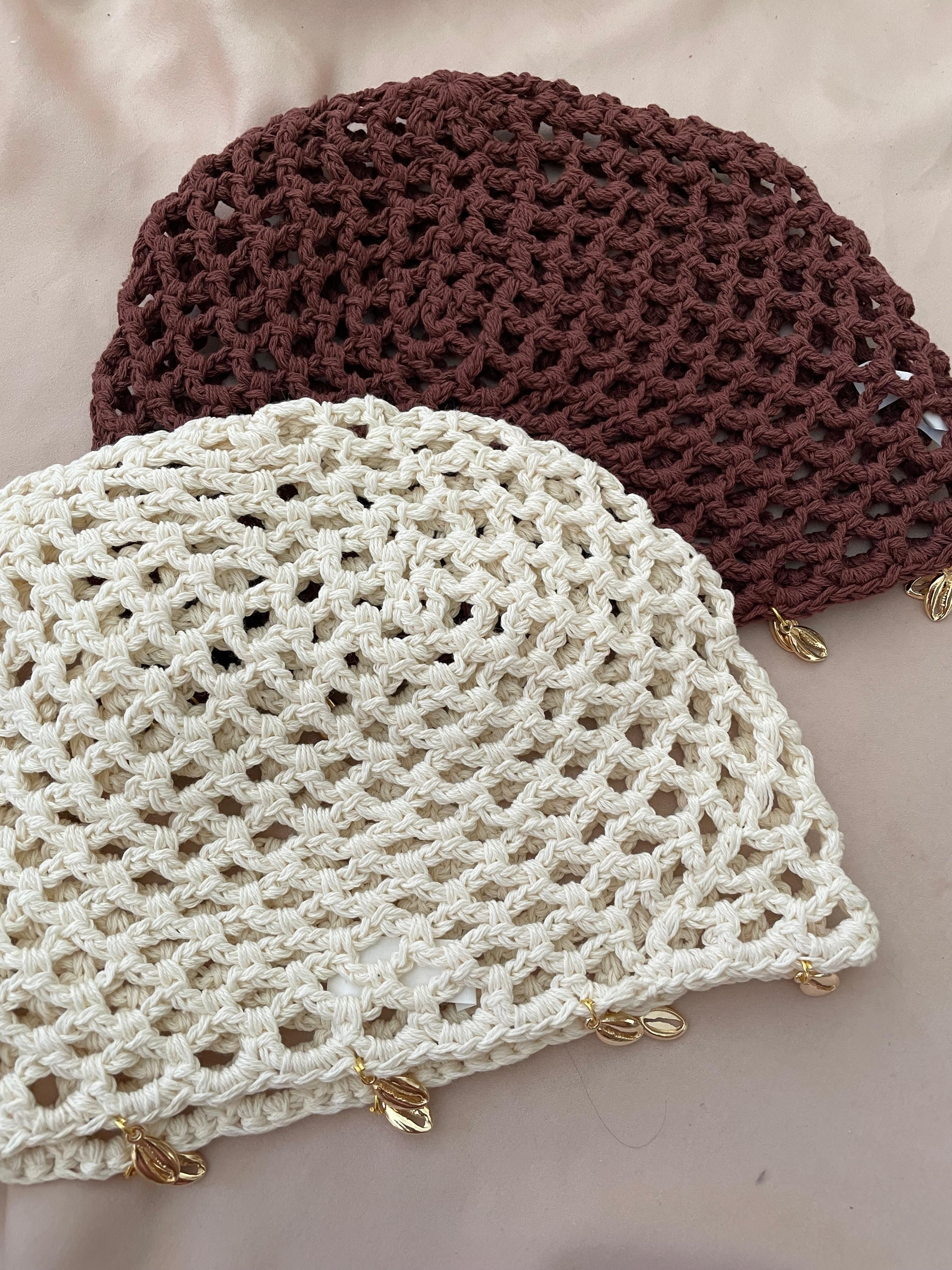 CASQUETE CROCHET CONCHITAS DORADAS