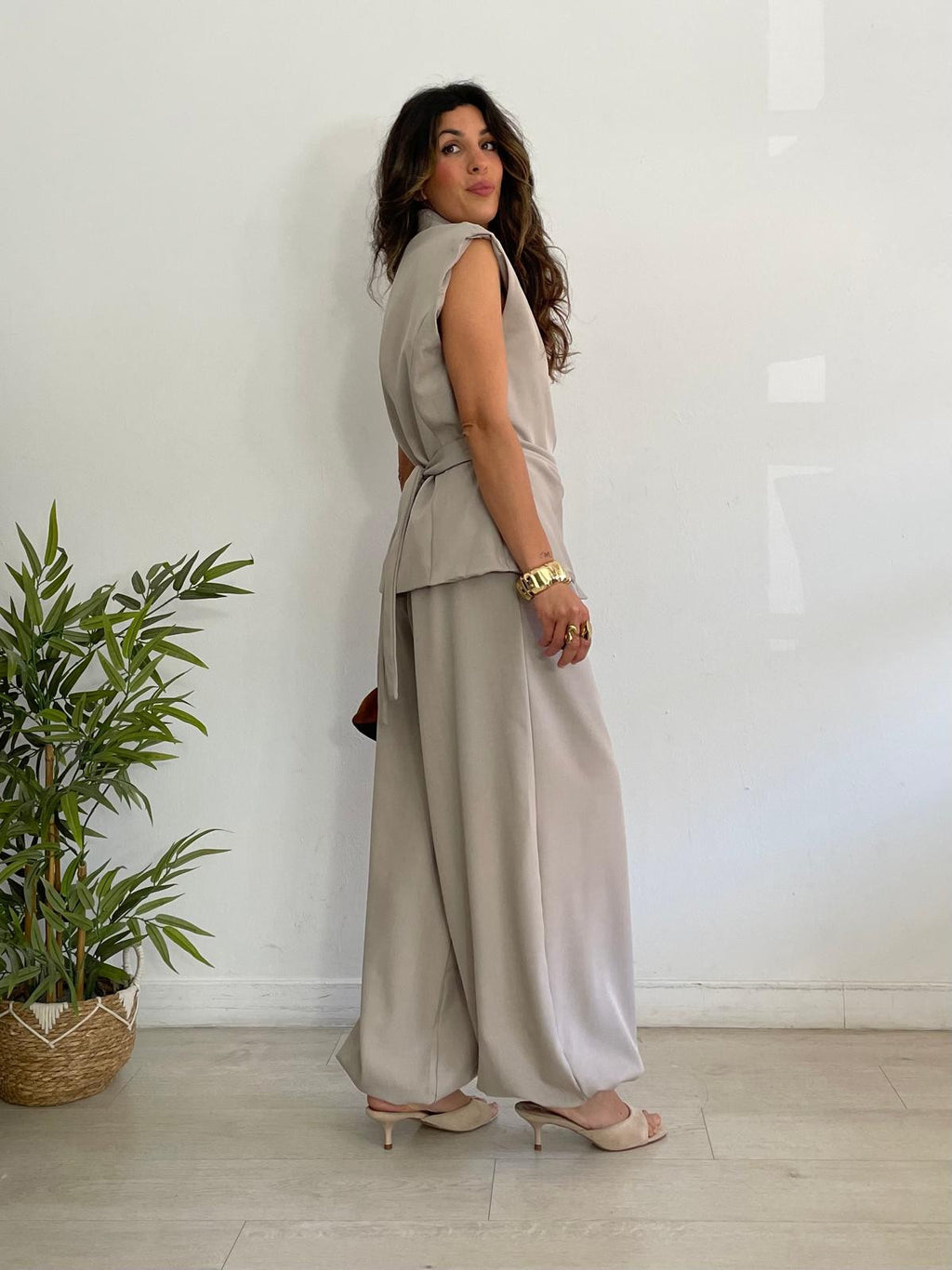 CONJUNTO CHALECO + PANTALÓN PLIEGUES