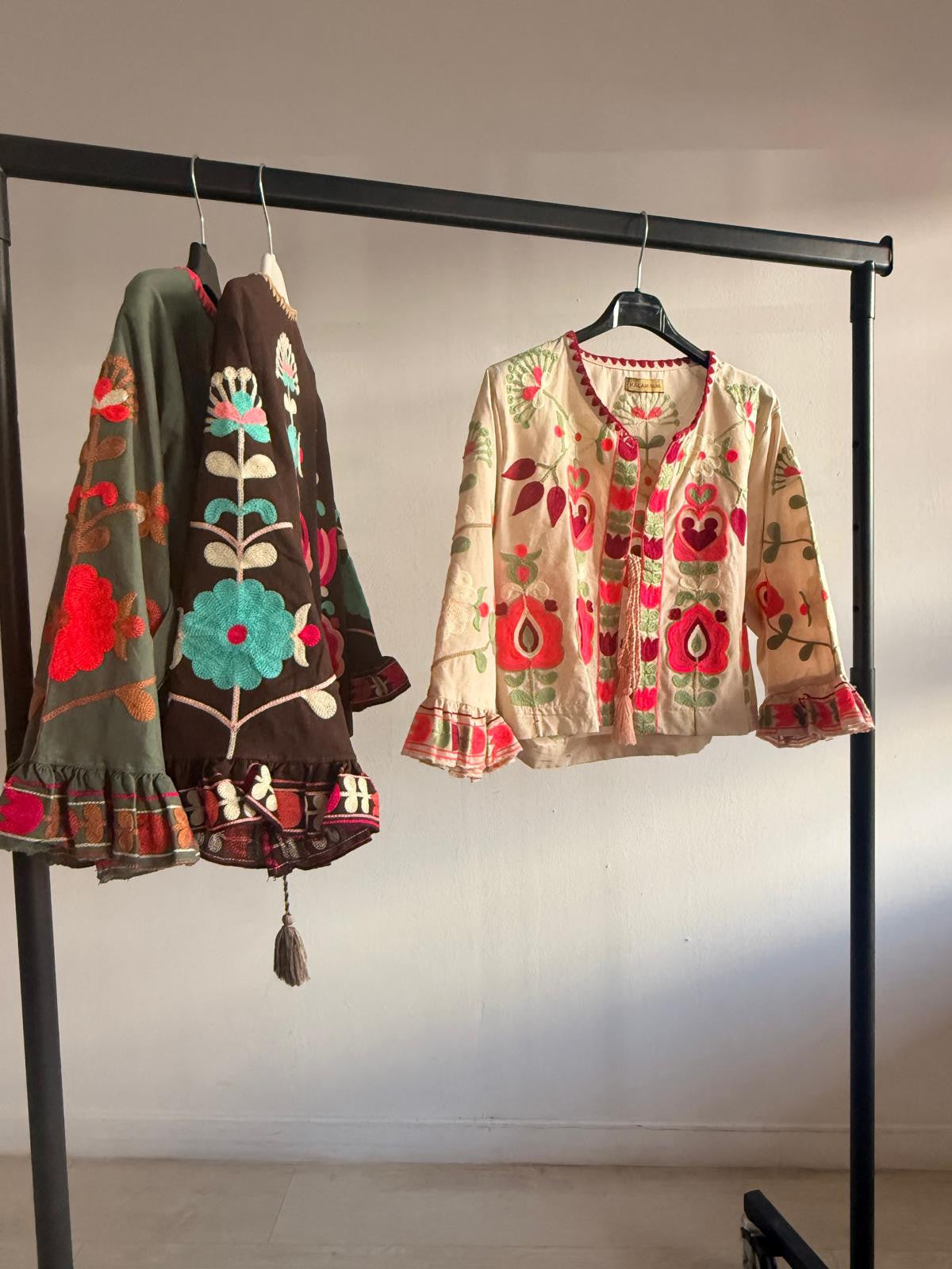 CHAQUETITA CORTA BORDADA THAI