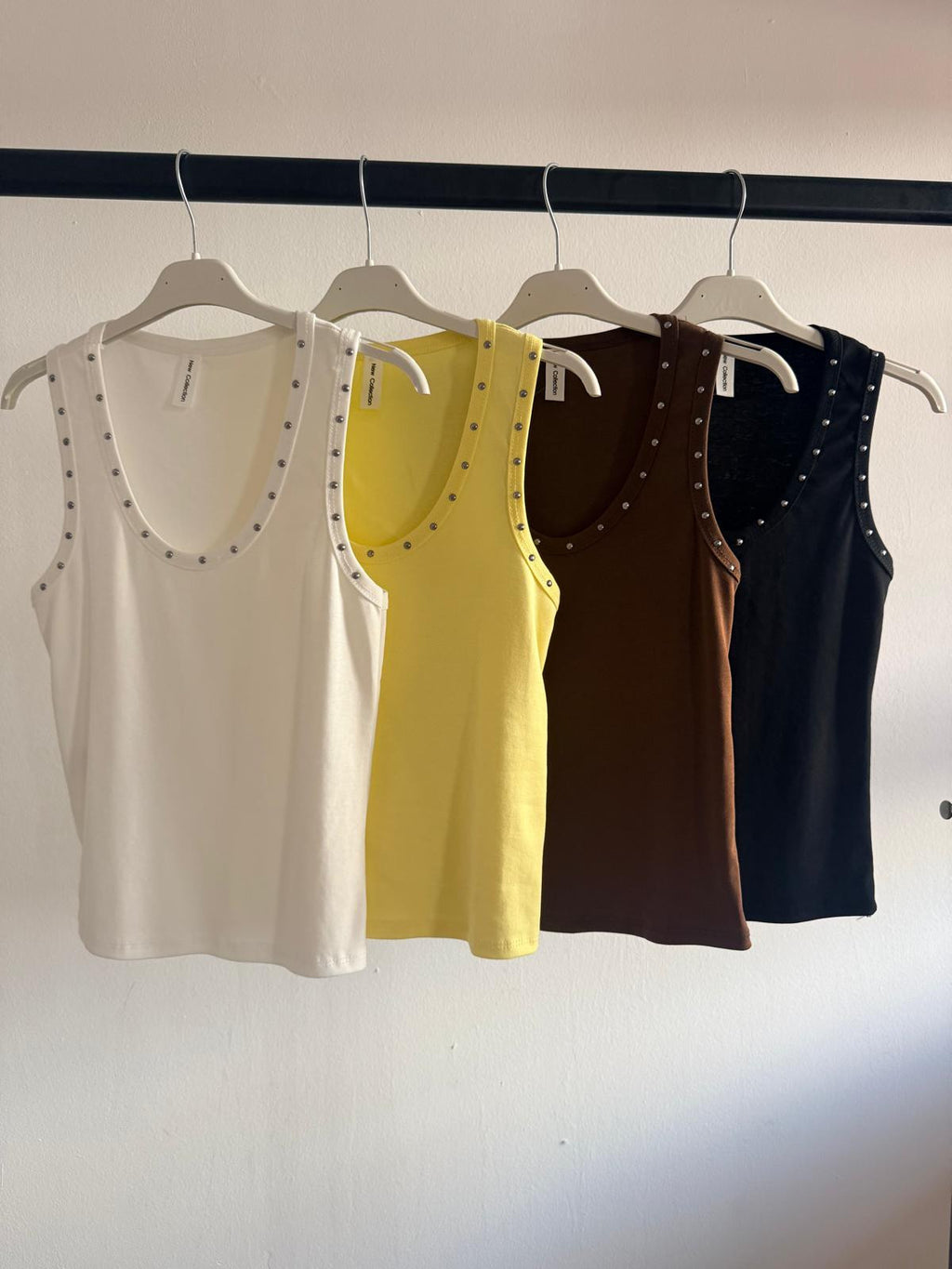 CAMISETA TIRANTAS TACHAS