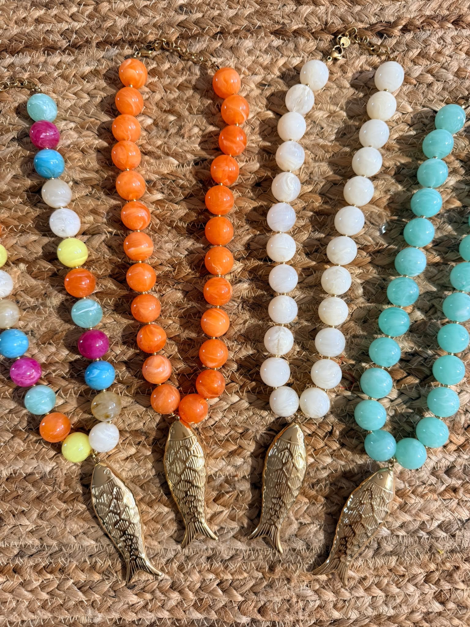 COLLAR PEZ DORADO PERLAS COLORES