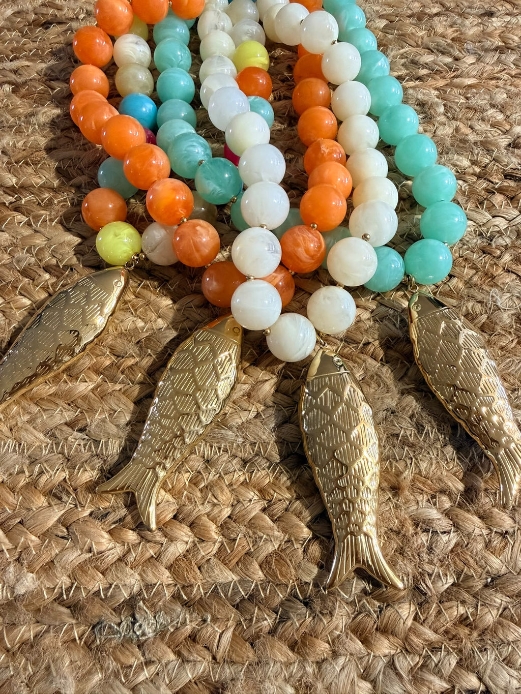 COLLAR PEZ DORADO PERLAS COLORES