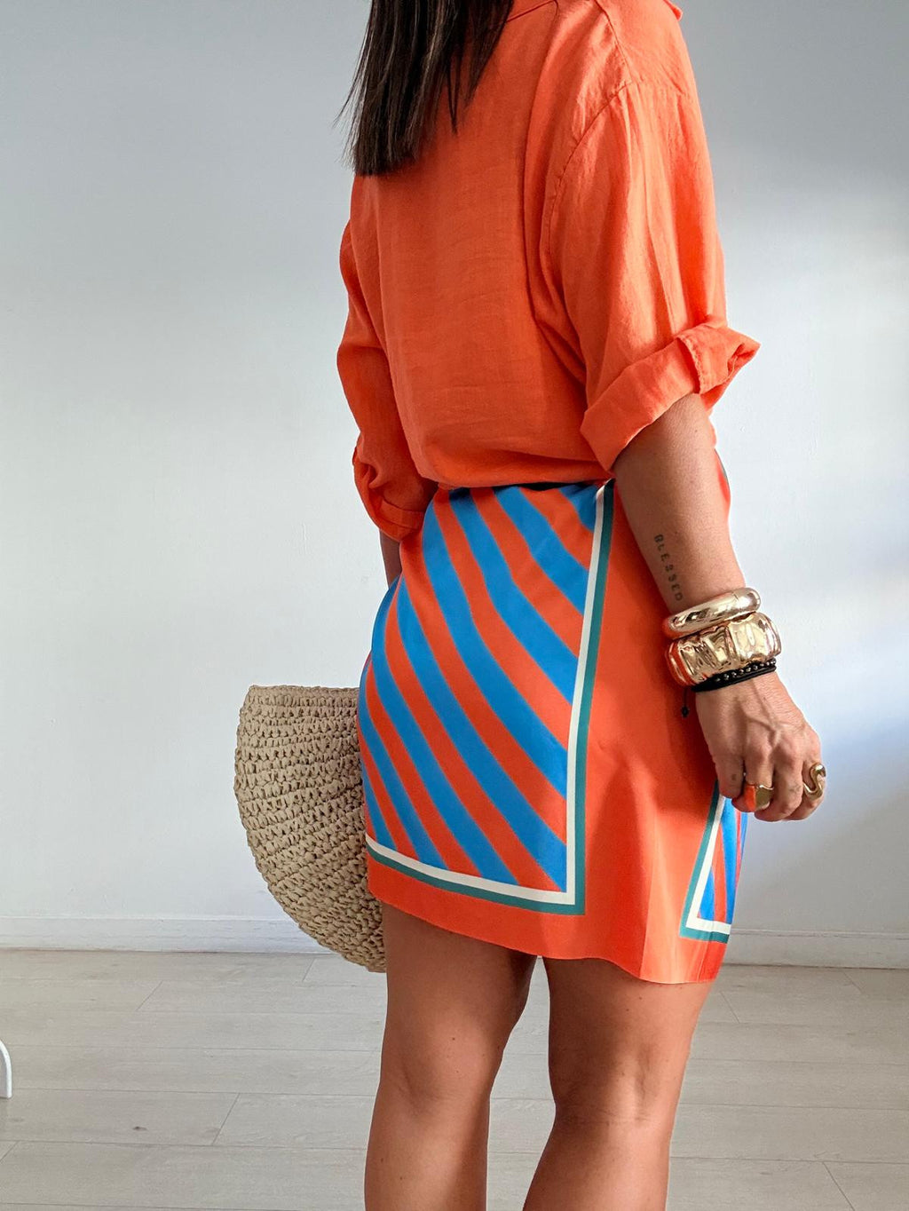 FALDA CORTA SATÉN LAZADA RAYAS NARANJA/AZUL