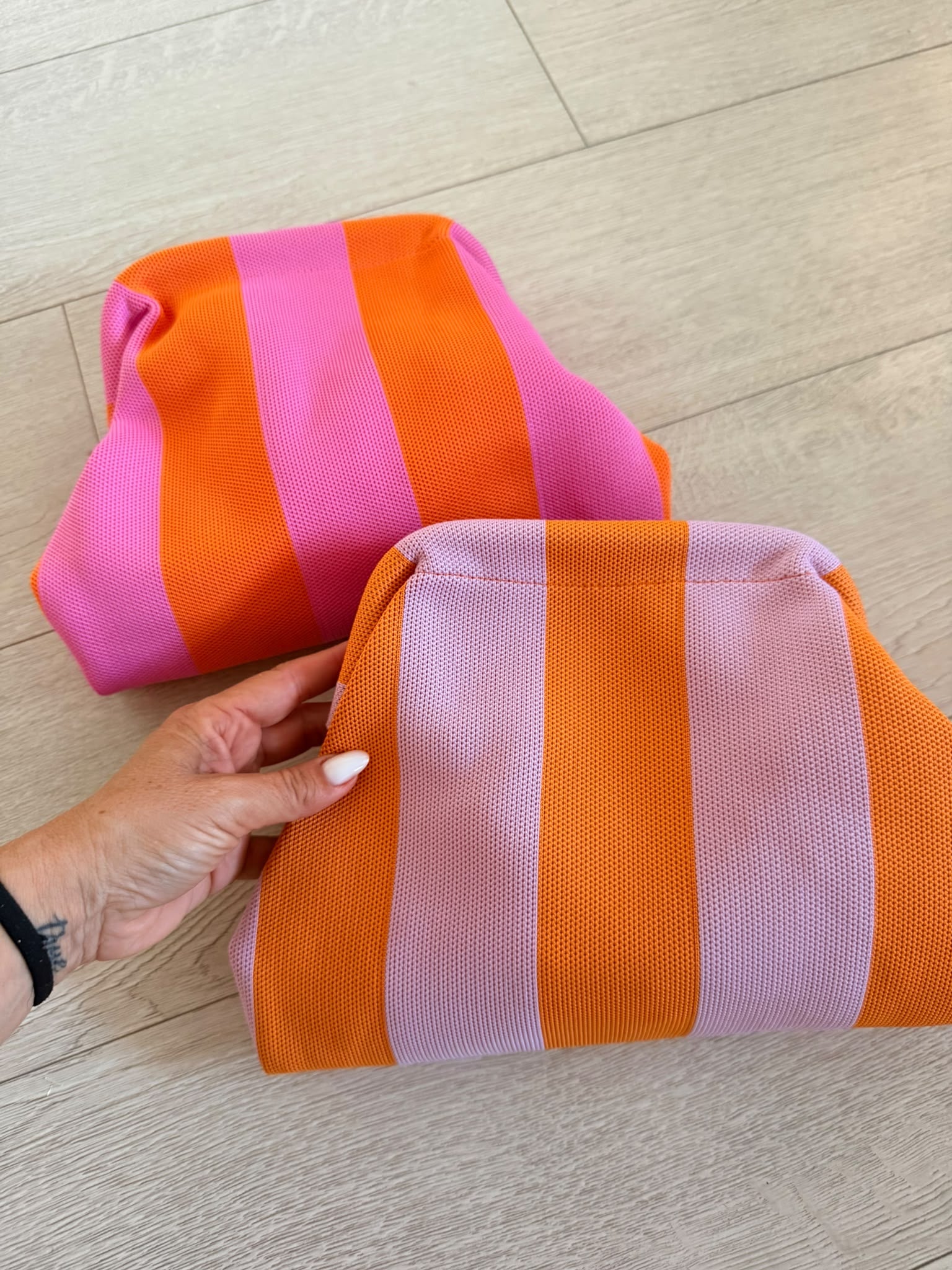 BOLSO CLUTCH RAYAS ROSA Y NARANJA