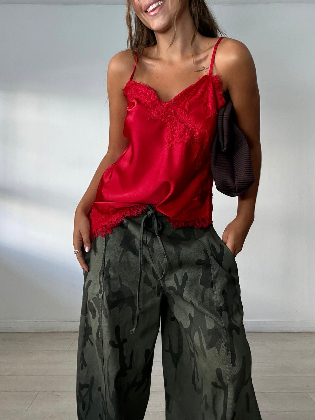 BLUSA SATÉN PICO + PUNTILLA