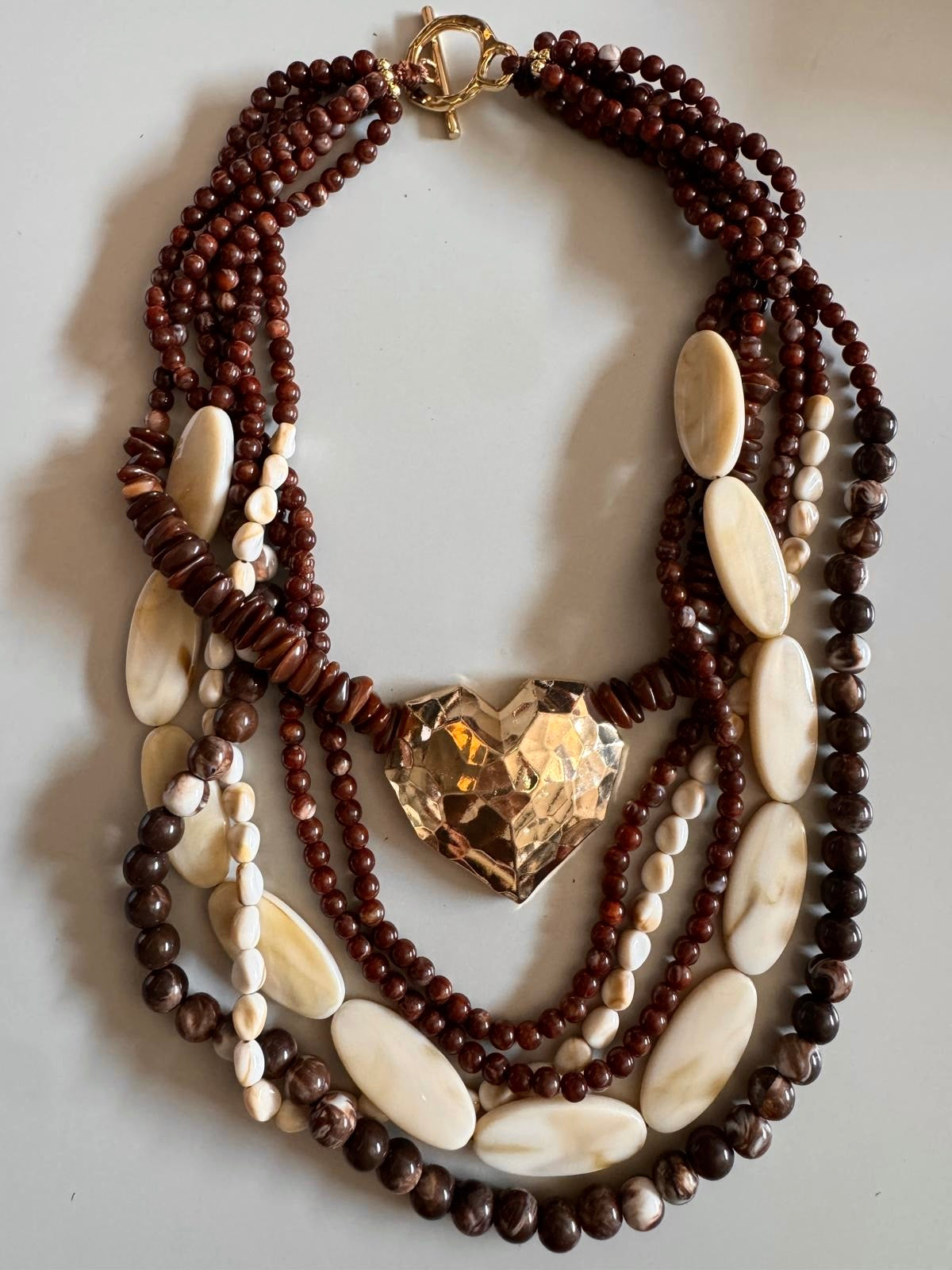 Collar cuentas bolitas y corazón dorado