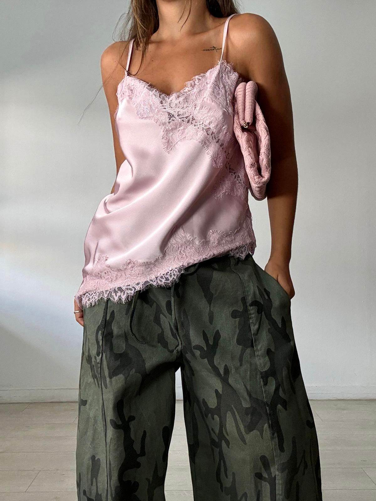 BLUSA SATÉN PICO + PUNTILLA
