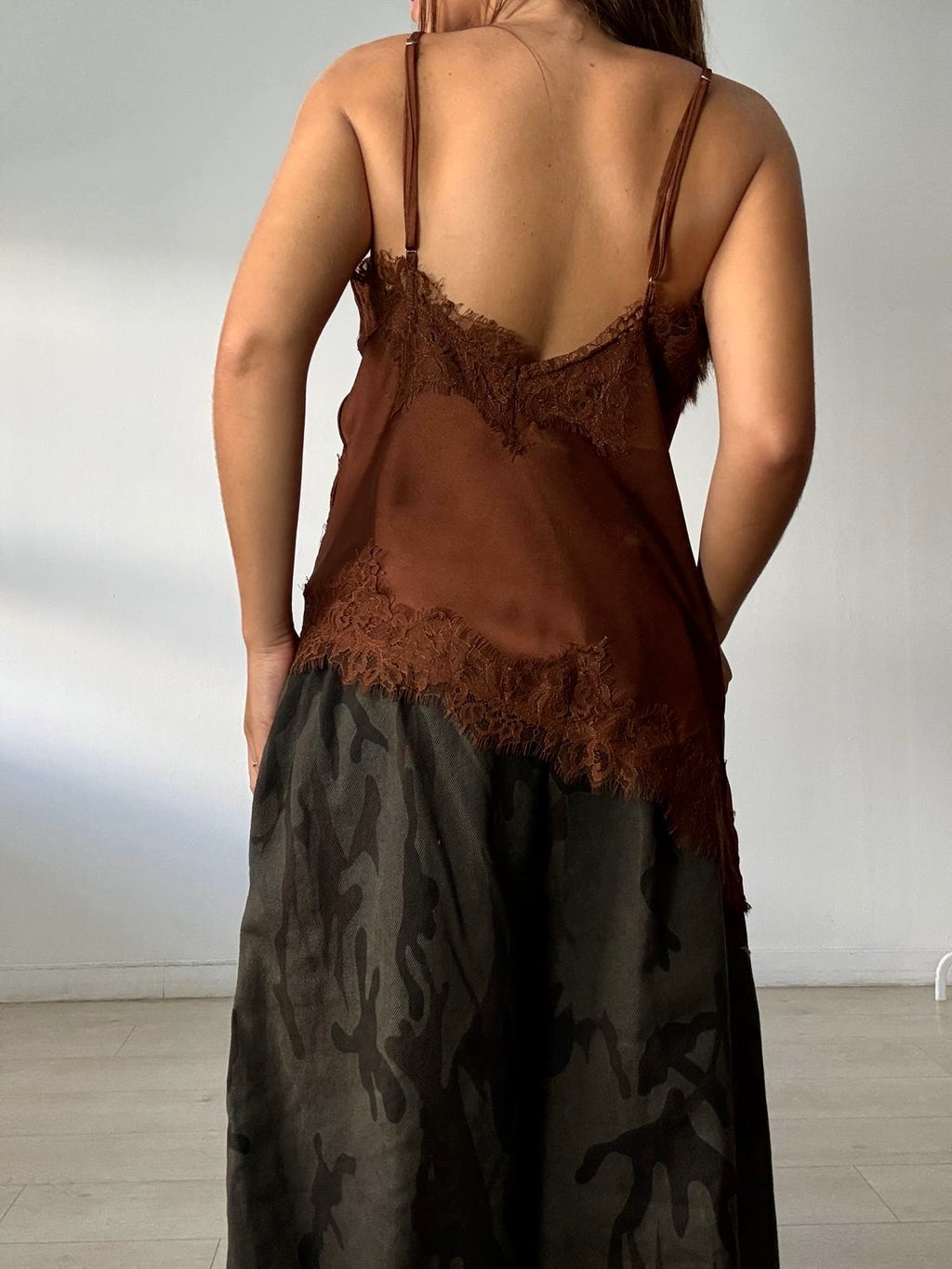 BLUSA SATÉN PICO + PUNTILLA