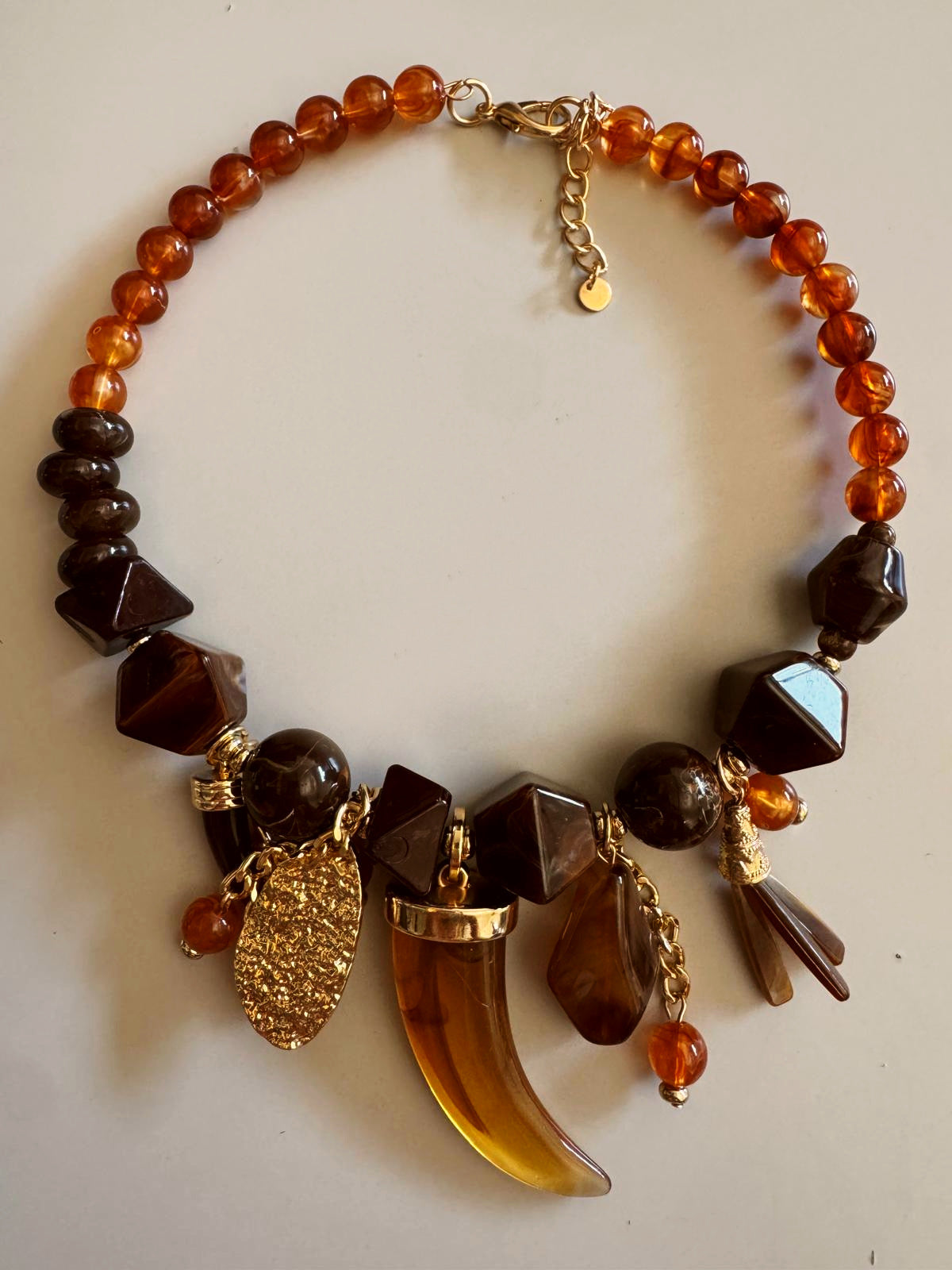 COLLAR CUERNO PIEDRAS Y ABALORIOS