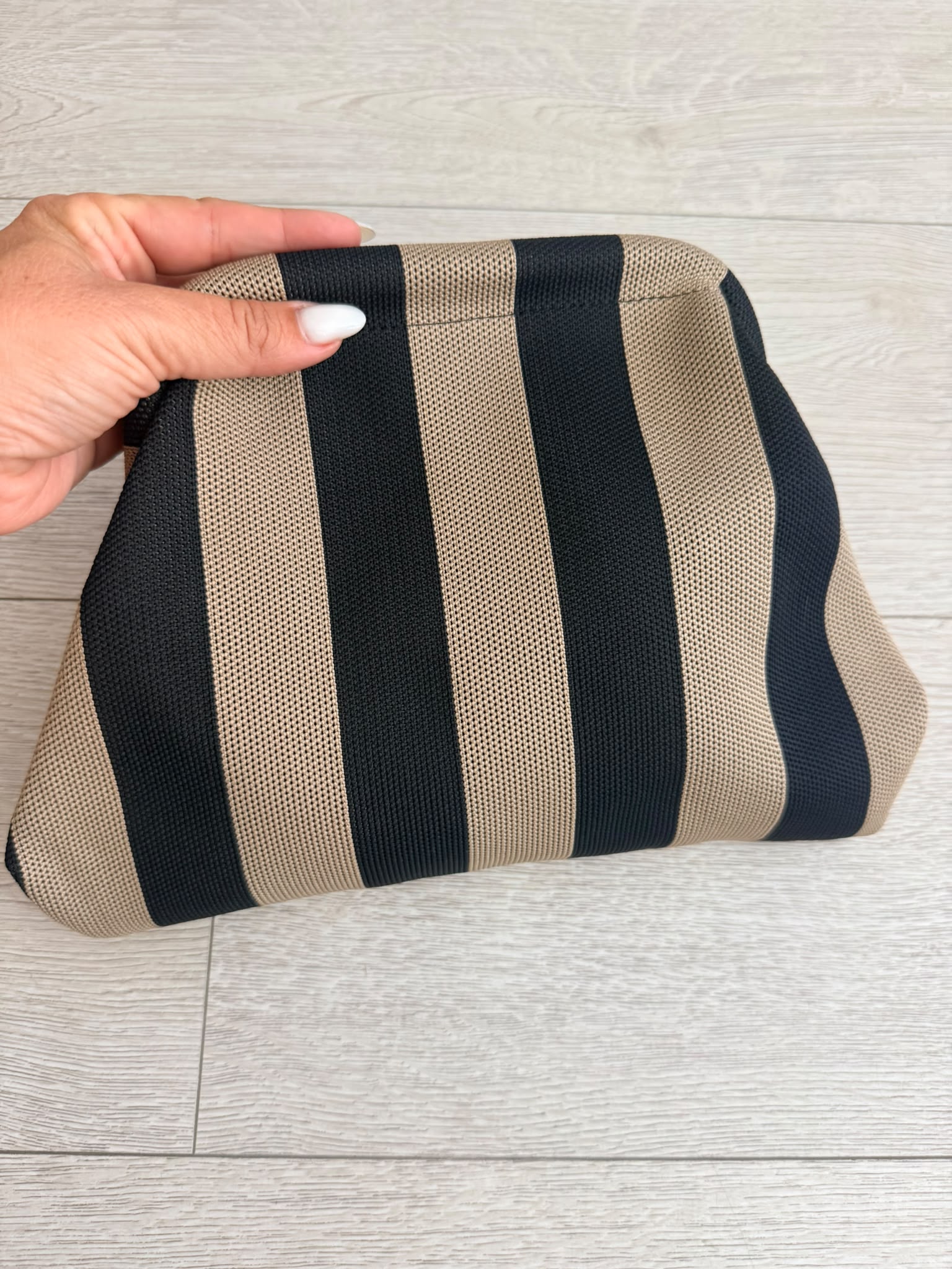 BOLSO CLUTCH RAYAS NEGRO Y TAUPE