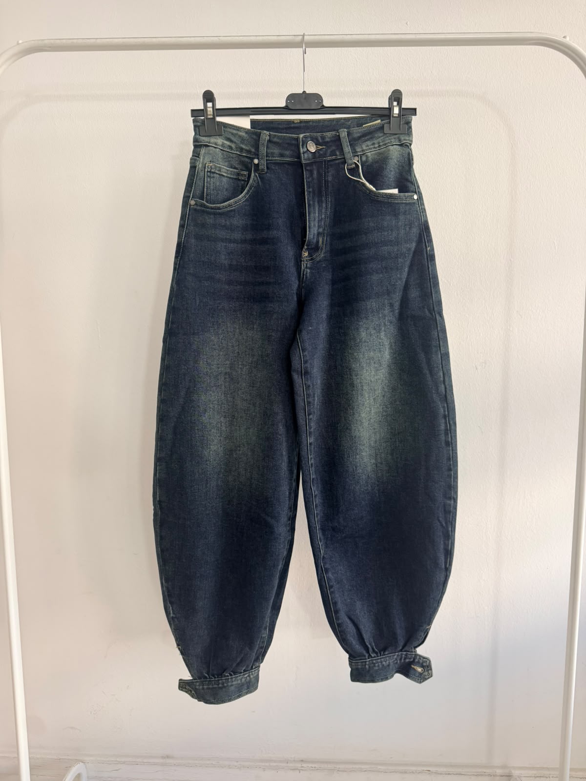JEANS BALLOON BOTÓN TOBILLO